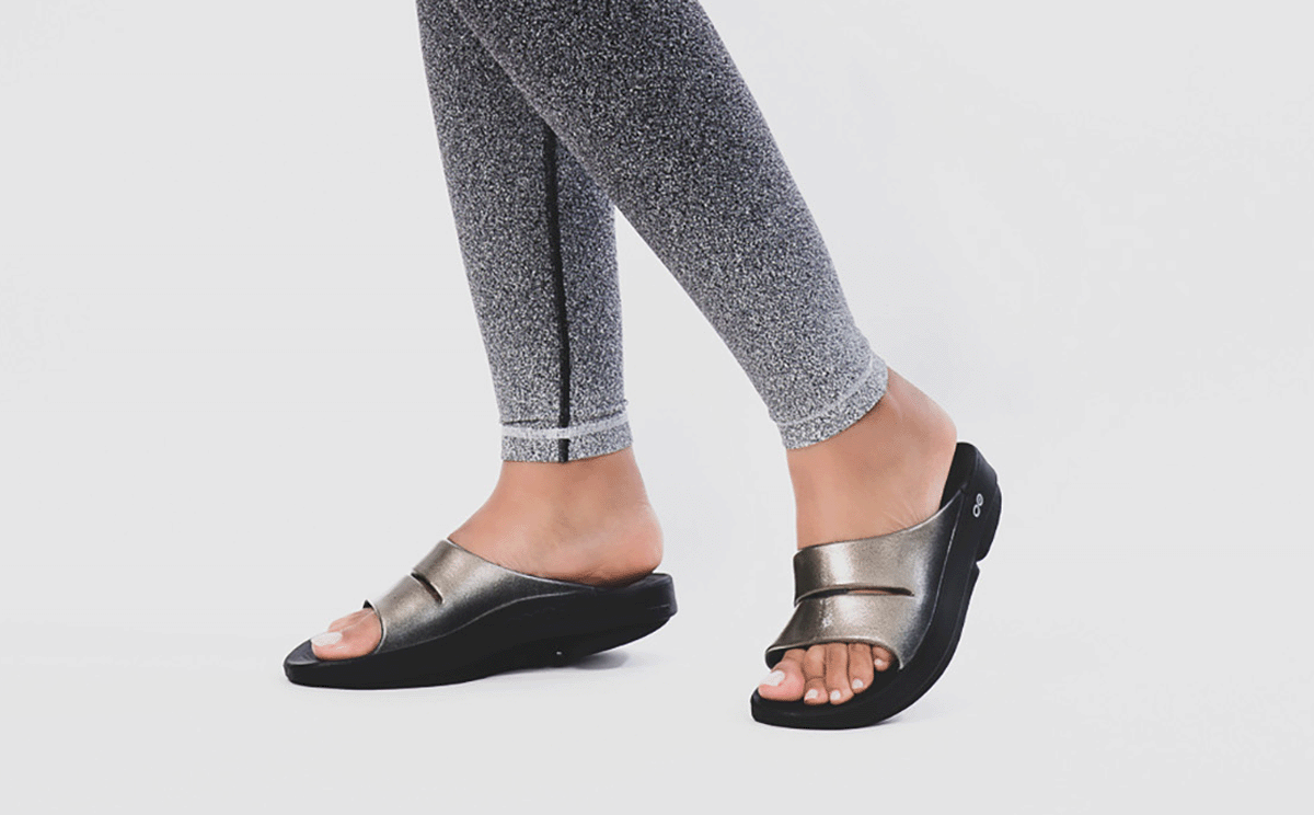 Oofos Women's Luxe Slide Latte