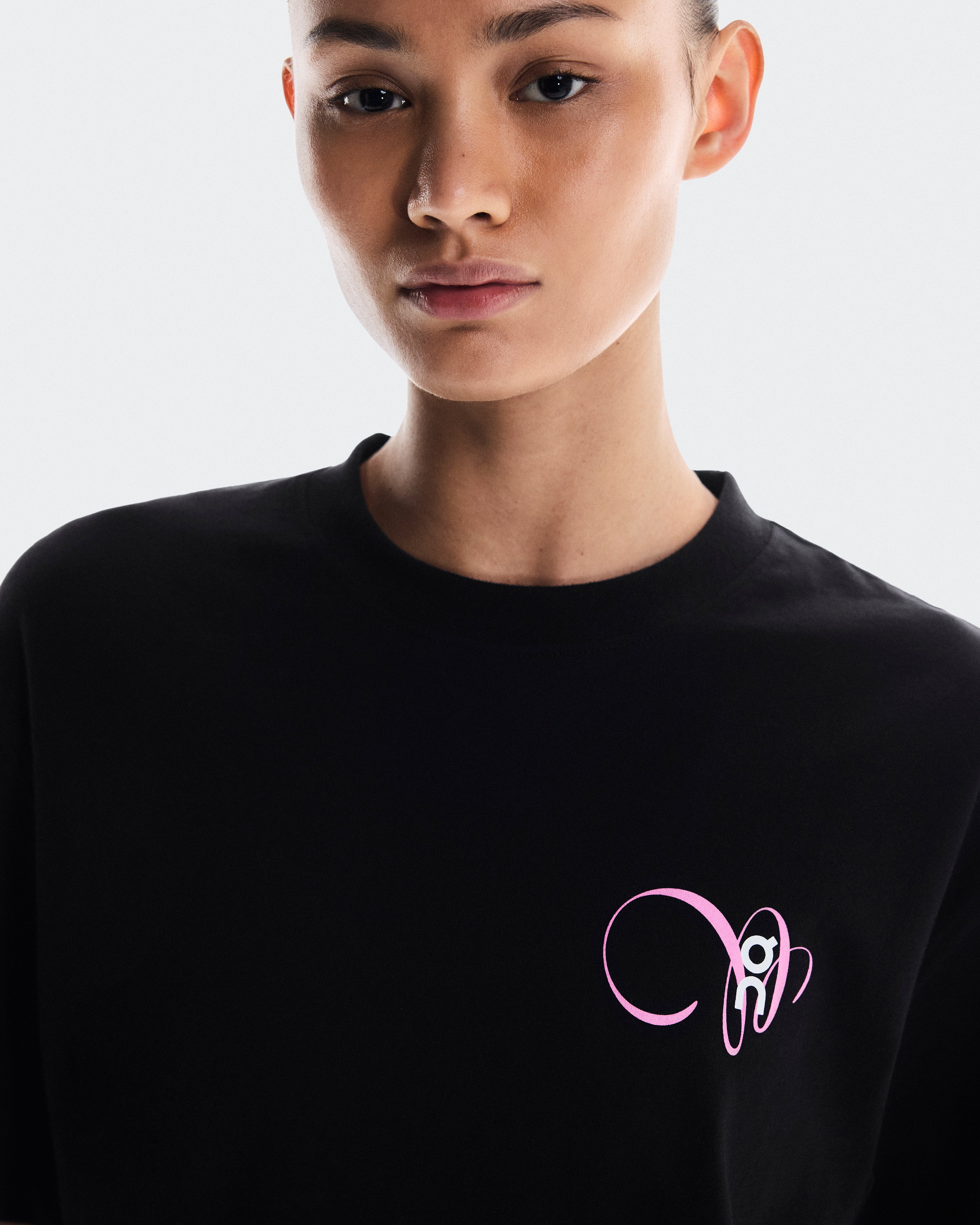 On Club-T Graphic Black | Raspberry (Women'S)