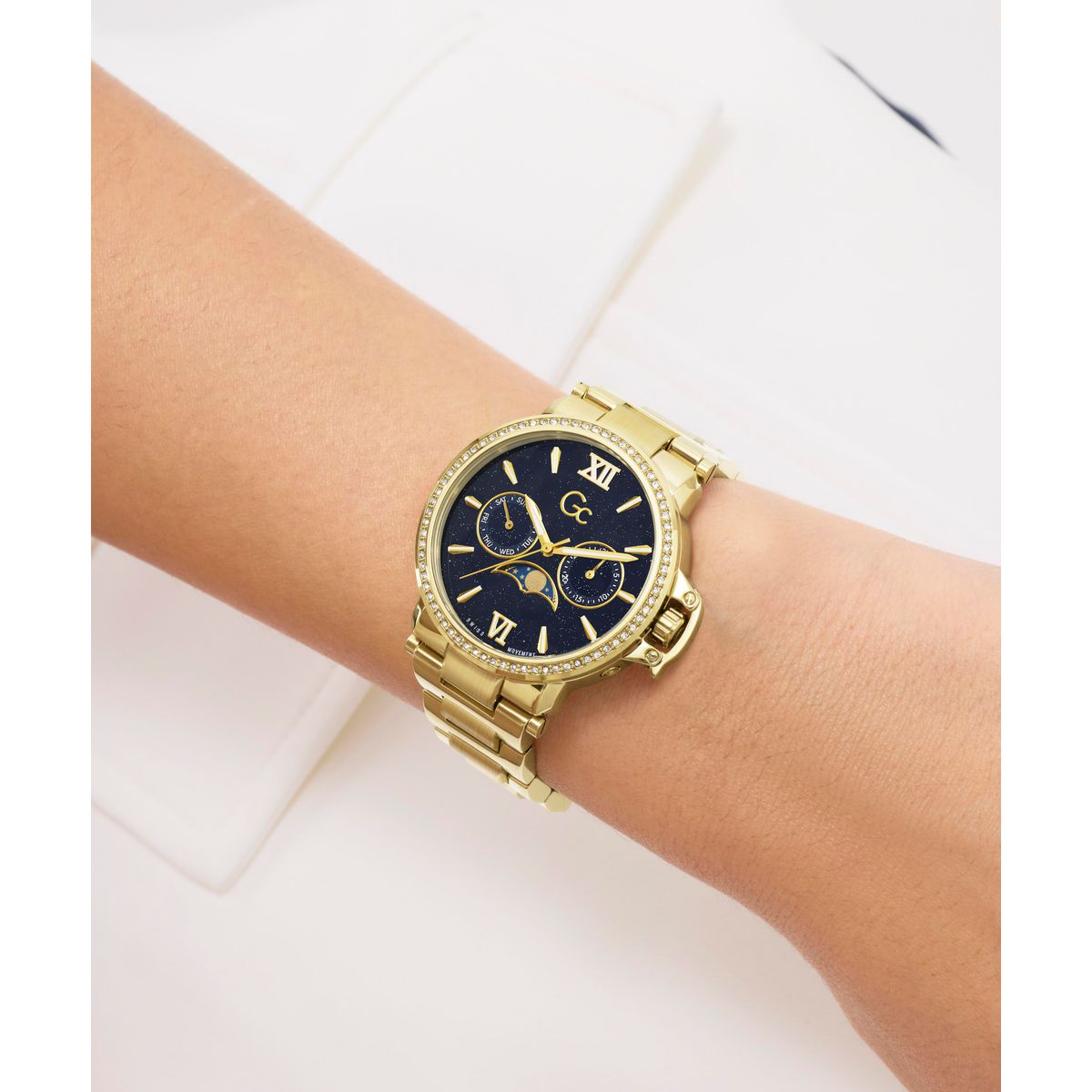 Gc Round 36mm Blue Dial Analog Women Watch - Z69004L7