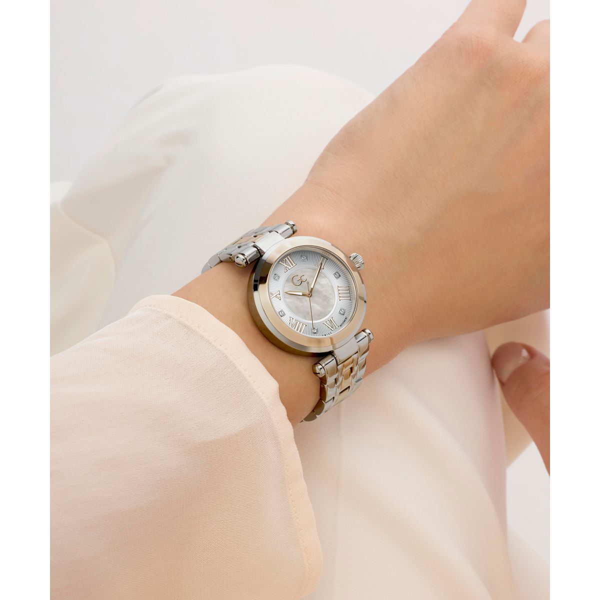 Gc Round 32mm White Dial Analog Women Watch - Z63002L3