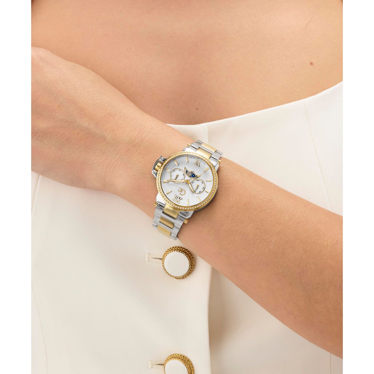 Gc Round 36mm White Dial Analog Women Watch - Z69003L6