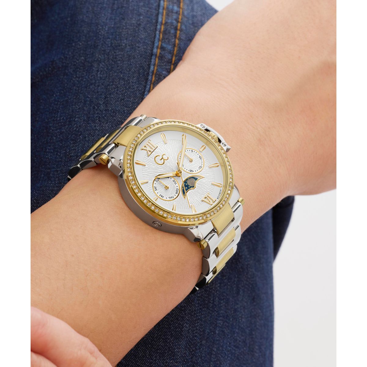 Gc Round 36mm White Dial Analog Women Watch - Z69003L6