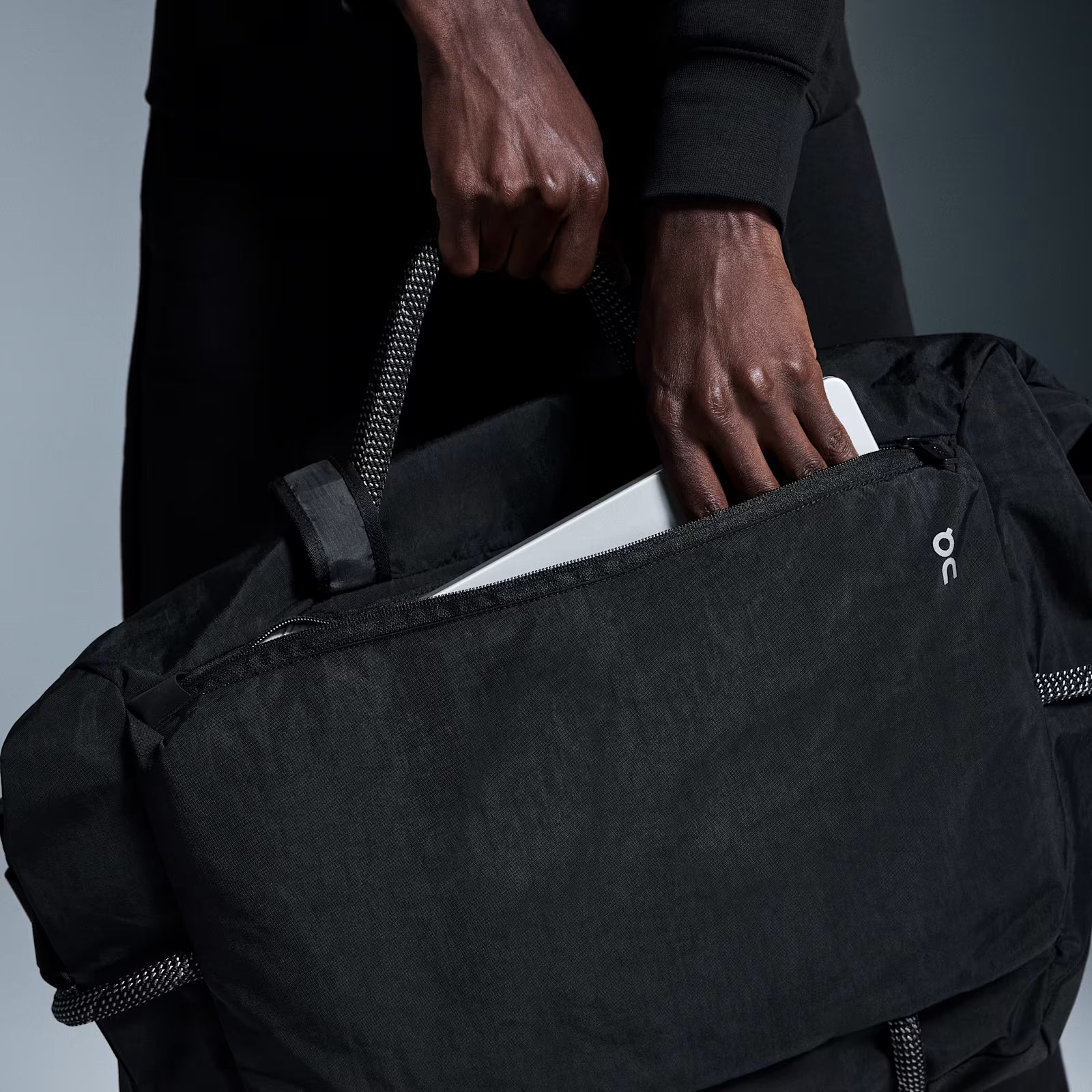 On Track Pack 40L Elite Black | Magnet