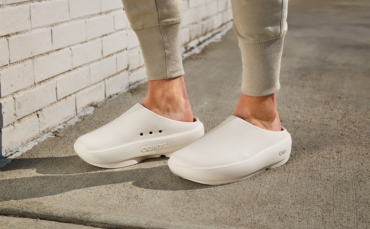 Oofos Men's Clog Chalk