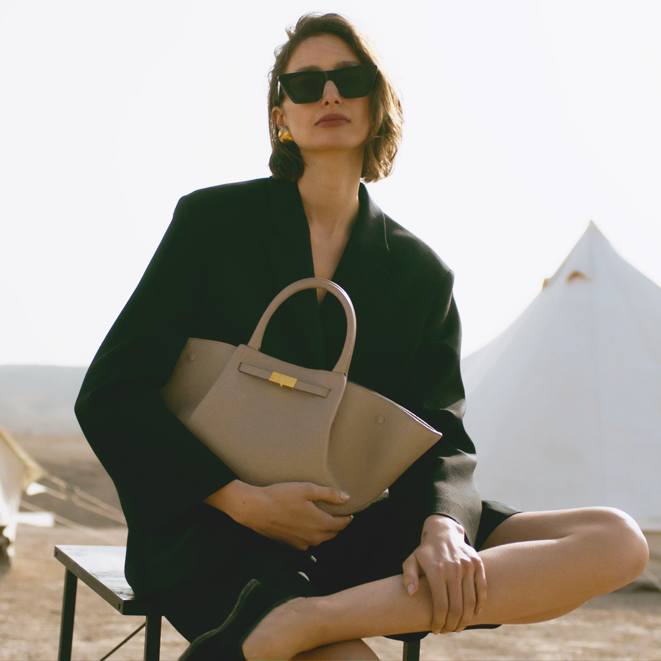 DeMellier The Midi New York dark sand small grain