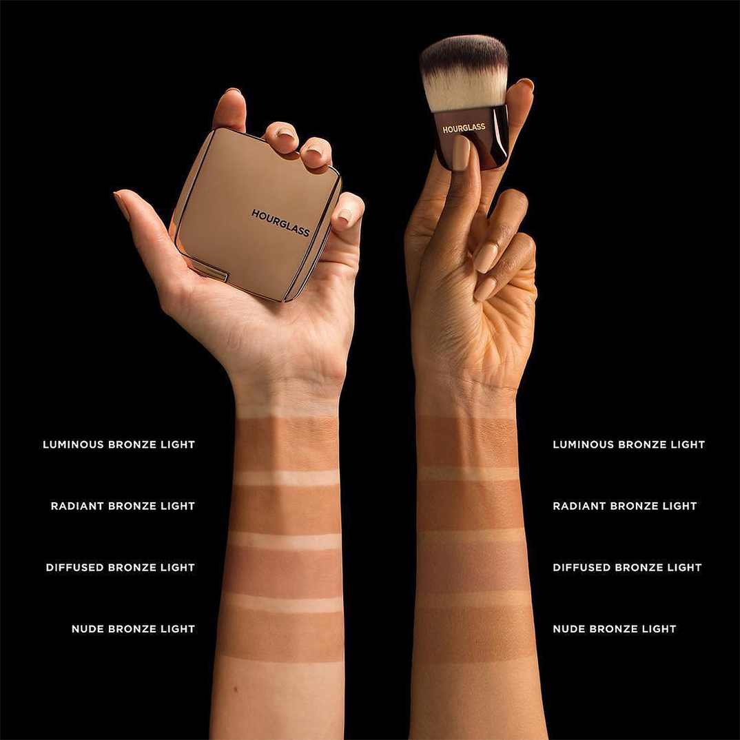 Hourglass Ambient Lighting Bronzer, detail