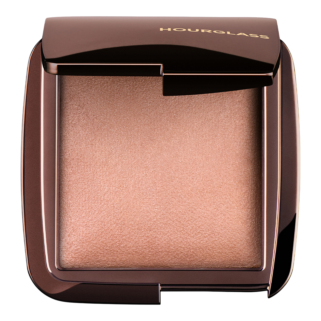 HOURGLASS Ambient Lighting Powder, in use