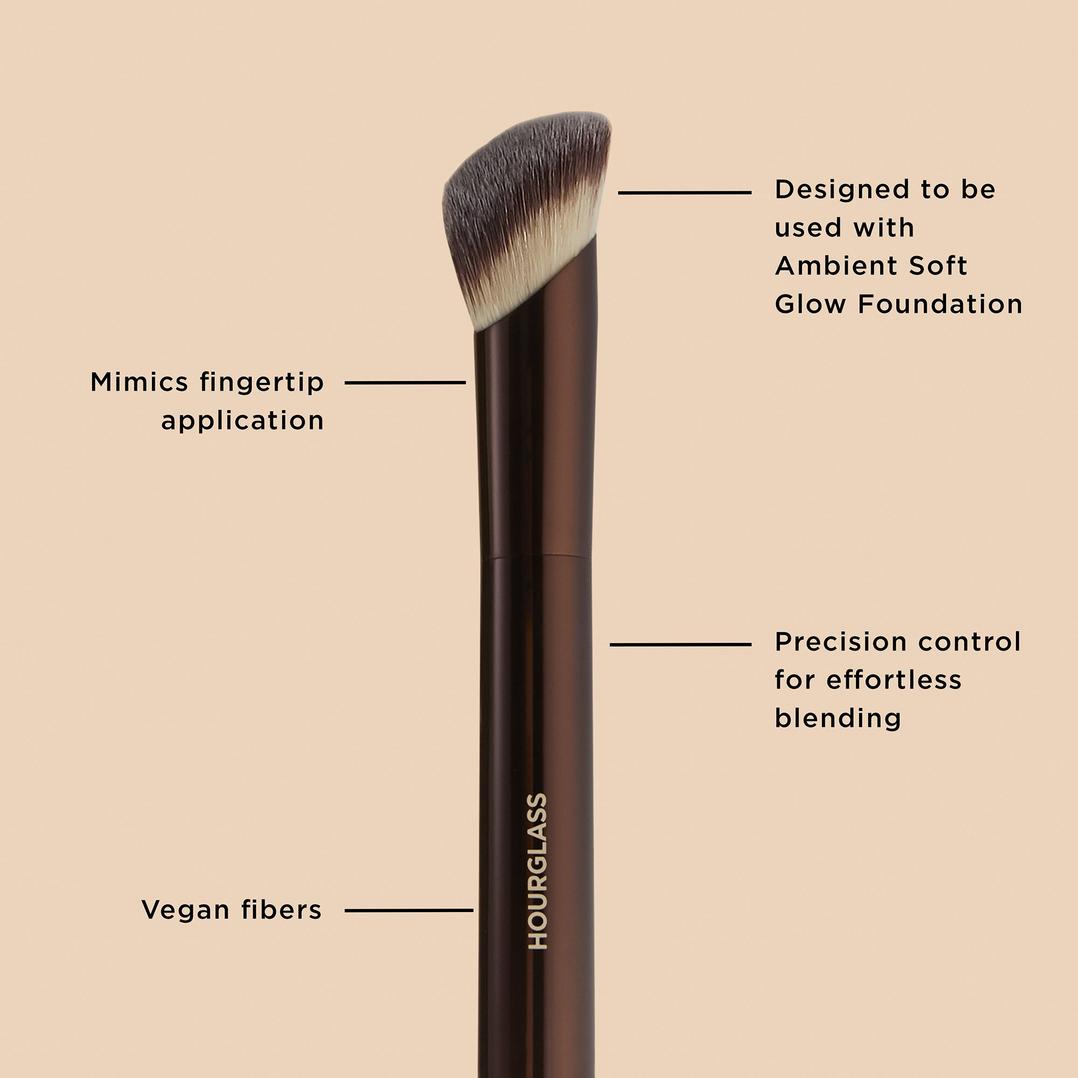 HOURGLASS Ambient Soft Glow Foundation Brush