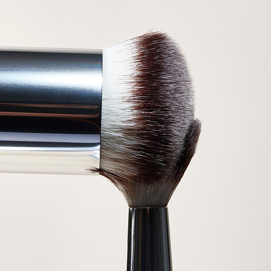 ILIA Perfecting Buff Brushwith Synthetic Bristles