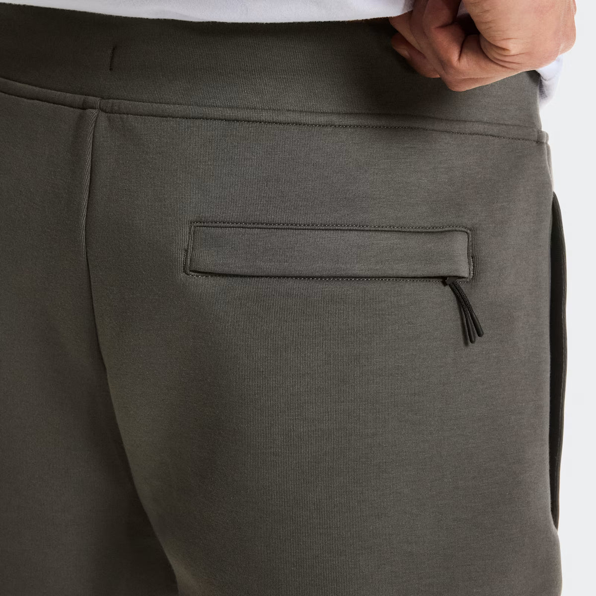 On Focus Tech Shorts Shadow