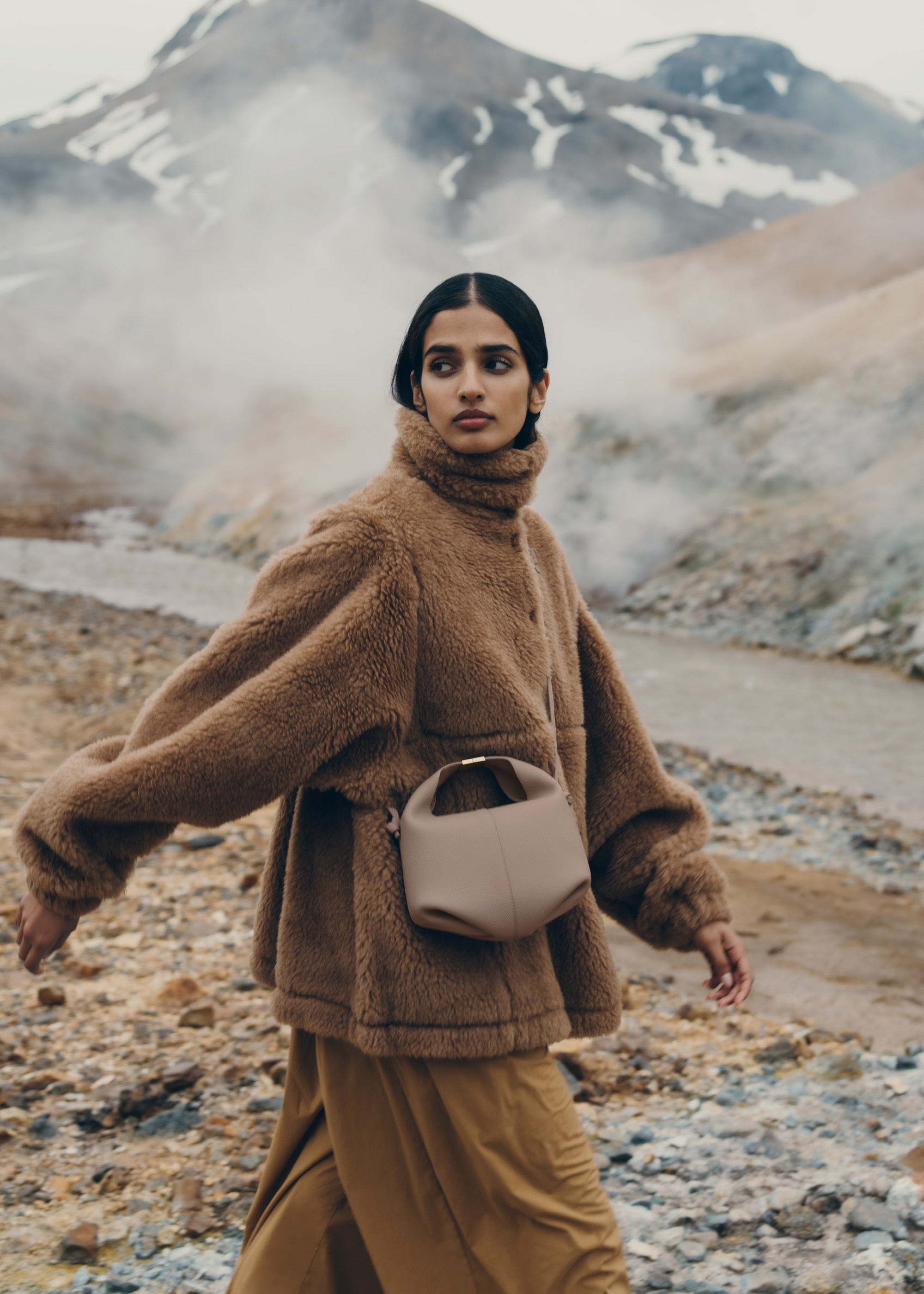 Polene Beri bag in Textured Taupe, crossbody strap detail