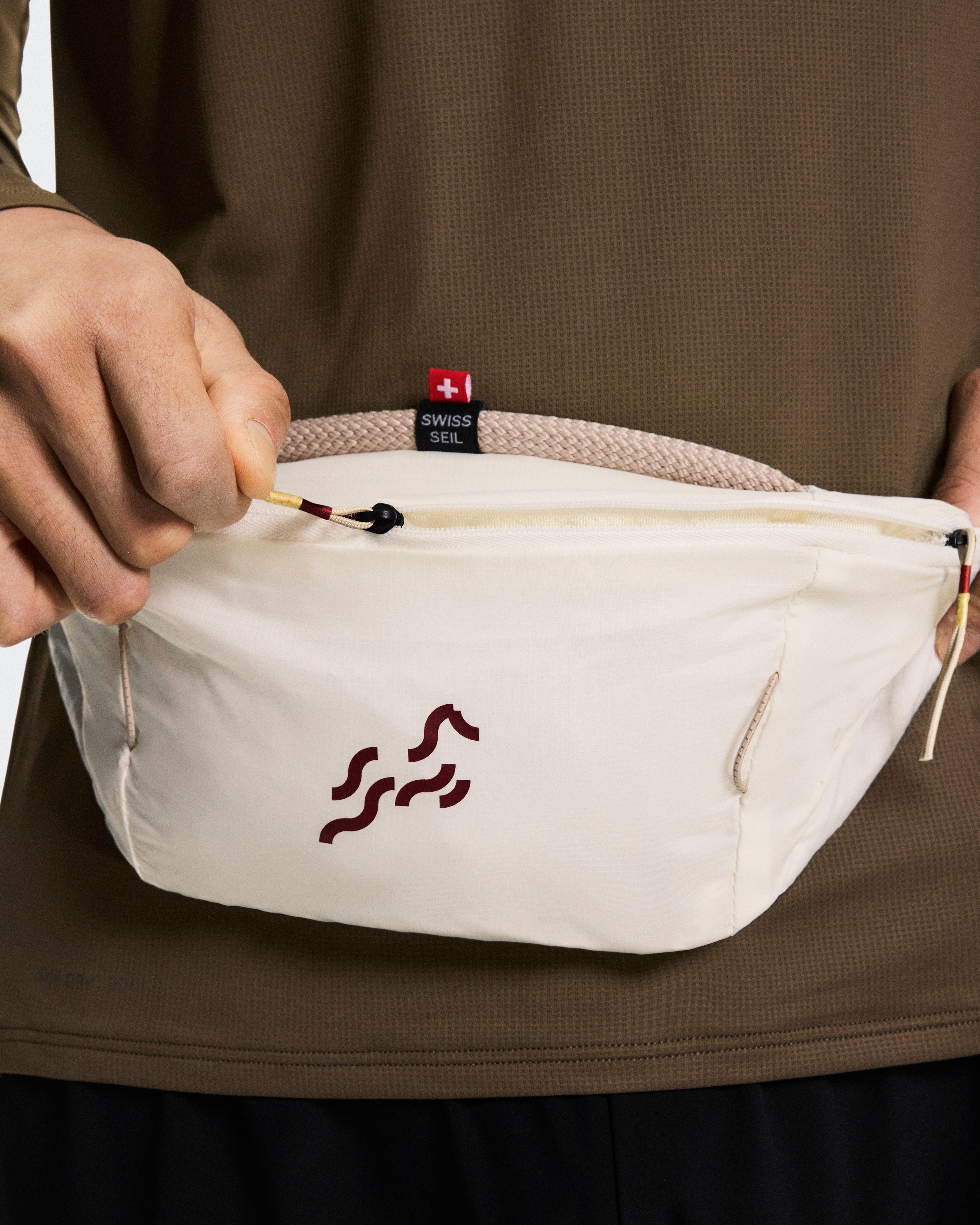 On Waist Pack 2L Lite Year Of The Horse Ivory