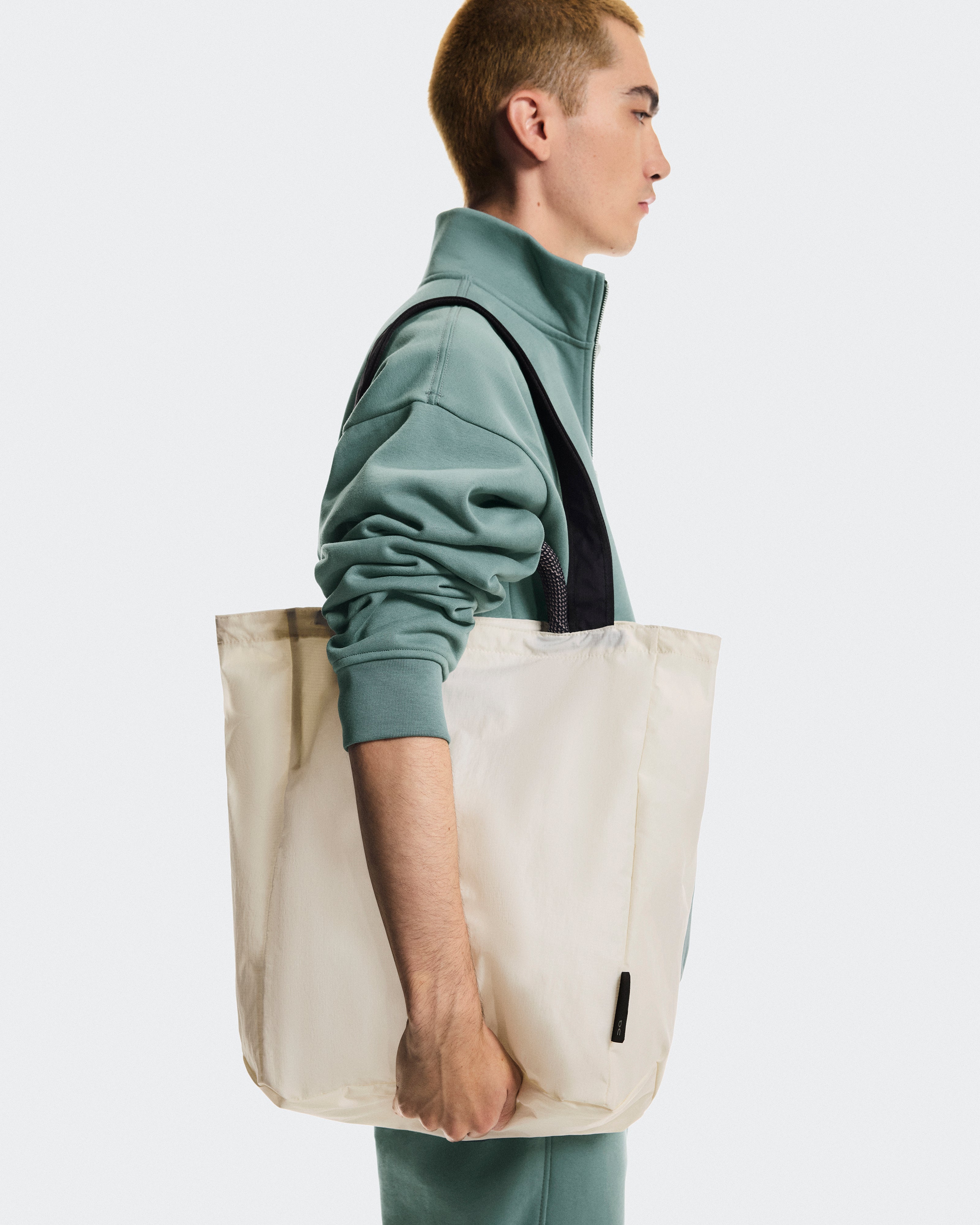 On Tote Pack 25L Cream | Black