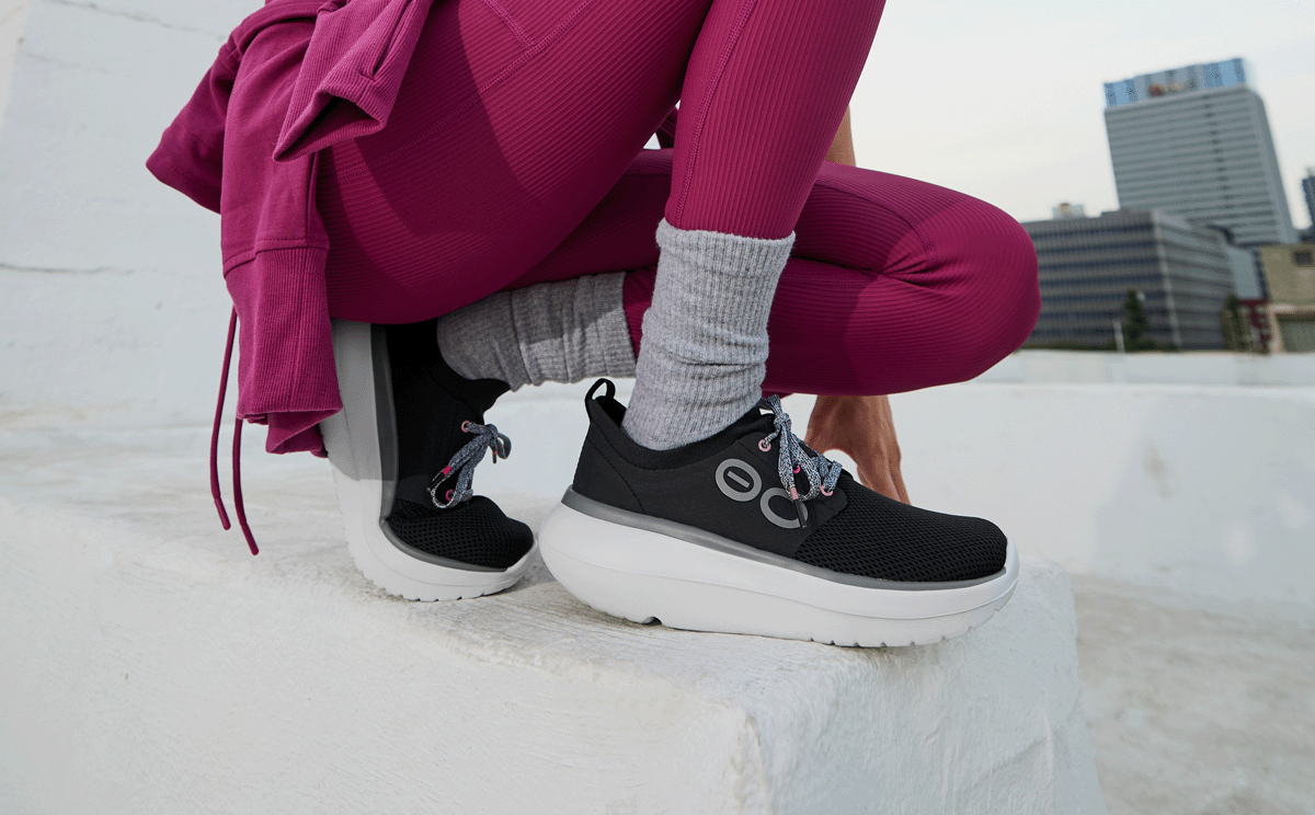 Oofos Women's Lace-Up Shoe White & Black