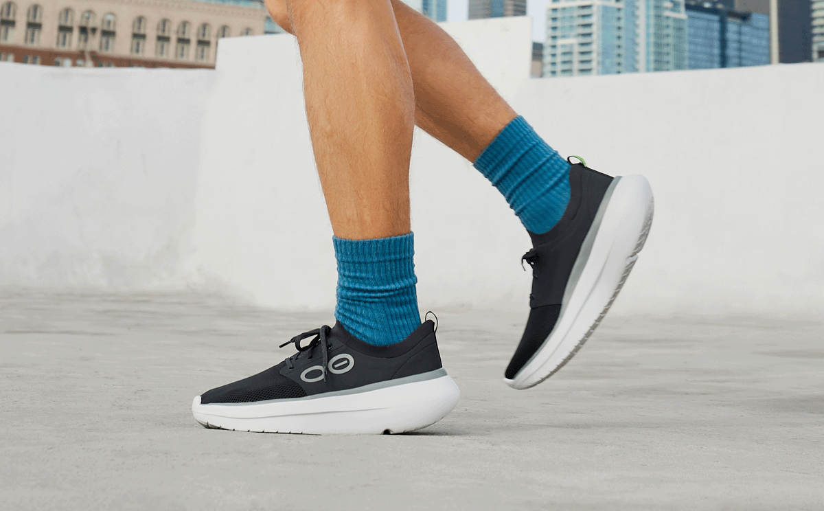 Oofos Men's Lace-Up Shoe White & Black