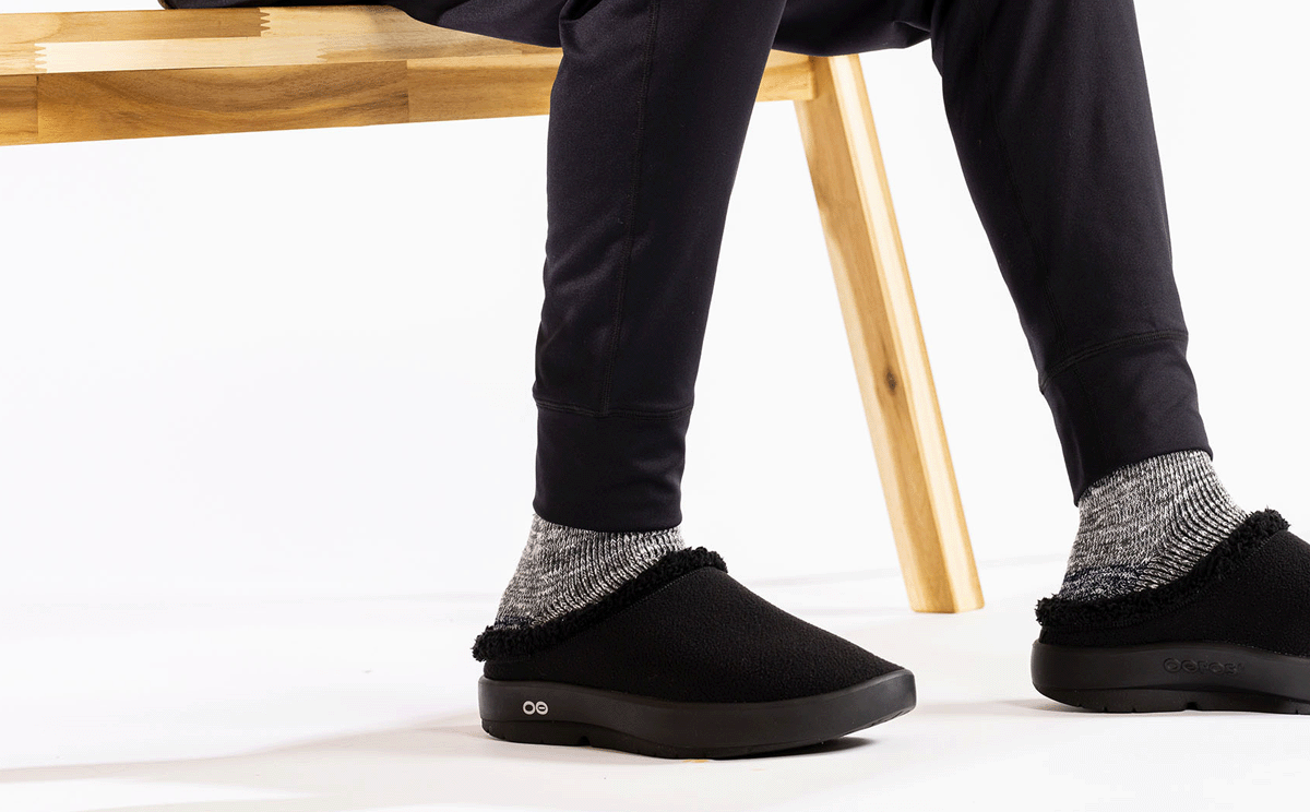 Oofos Men's Faux Sherpa Slipper Black Sherpa