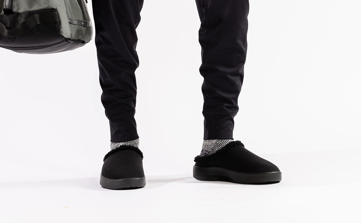 Oofos Men's Faux Sherpa Slipper Black Sherpa