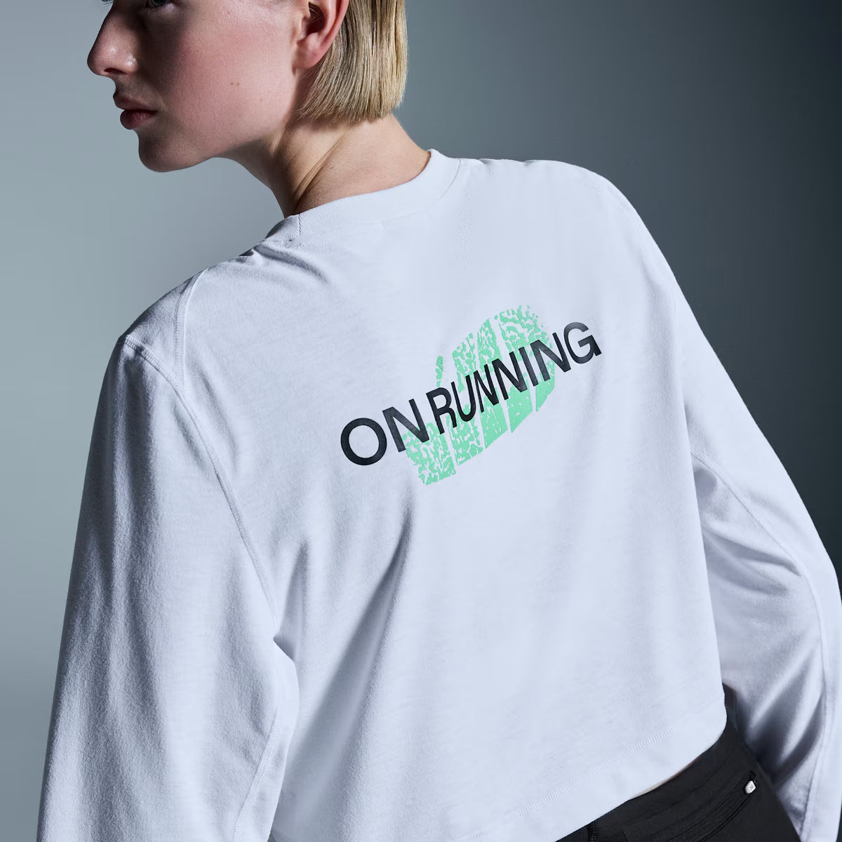 On Train Long-T Crop Graphic White (Women'S)