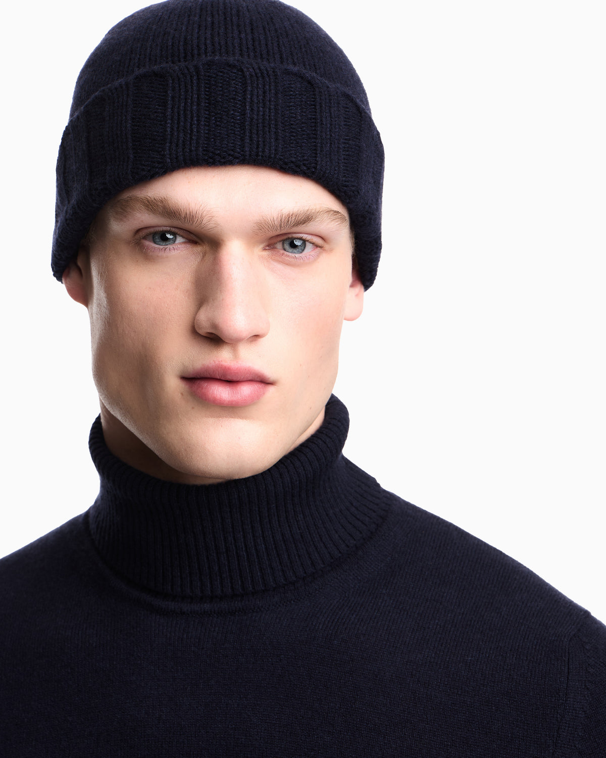 Emporio Armani Cashmere beanie with ribbed texture and cuff Essential
