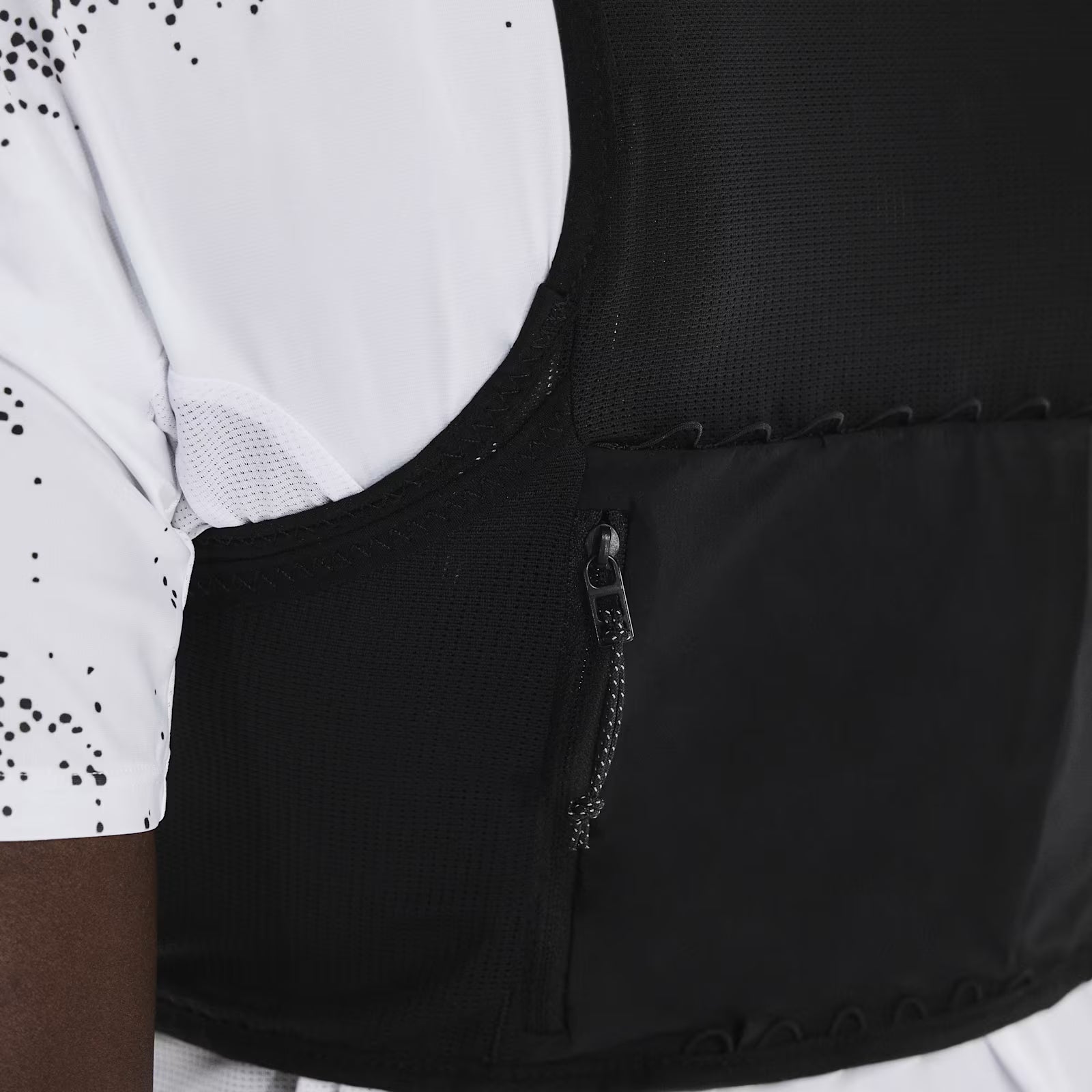 On Ultra Vest Pro Black
