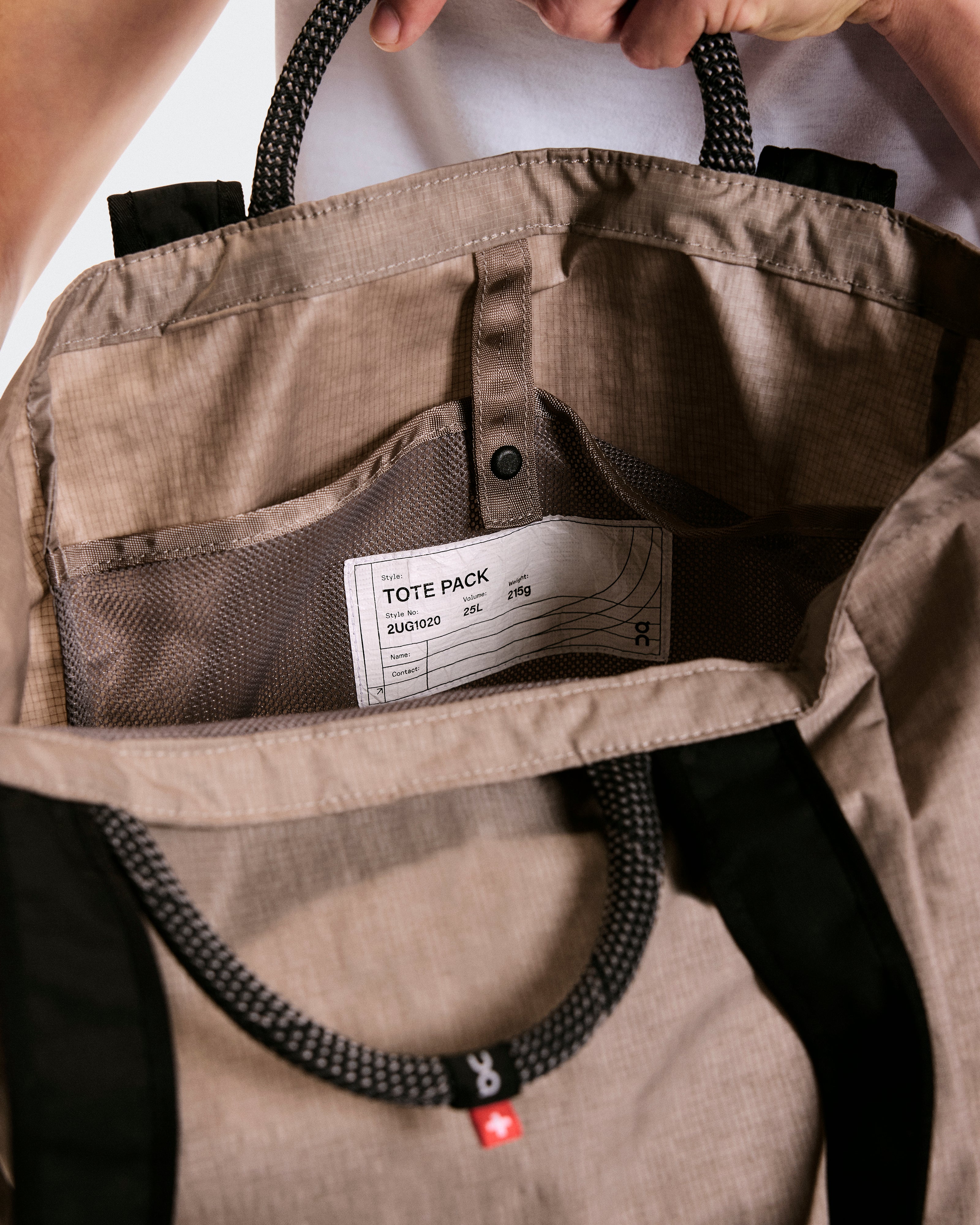 On Tote Pack 25L Cinder | Black