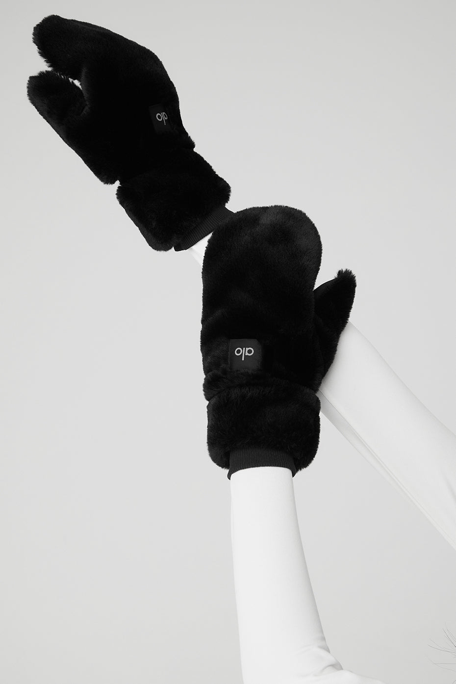 Alo Yoga Women'S Faux Fur Mittens
