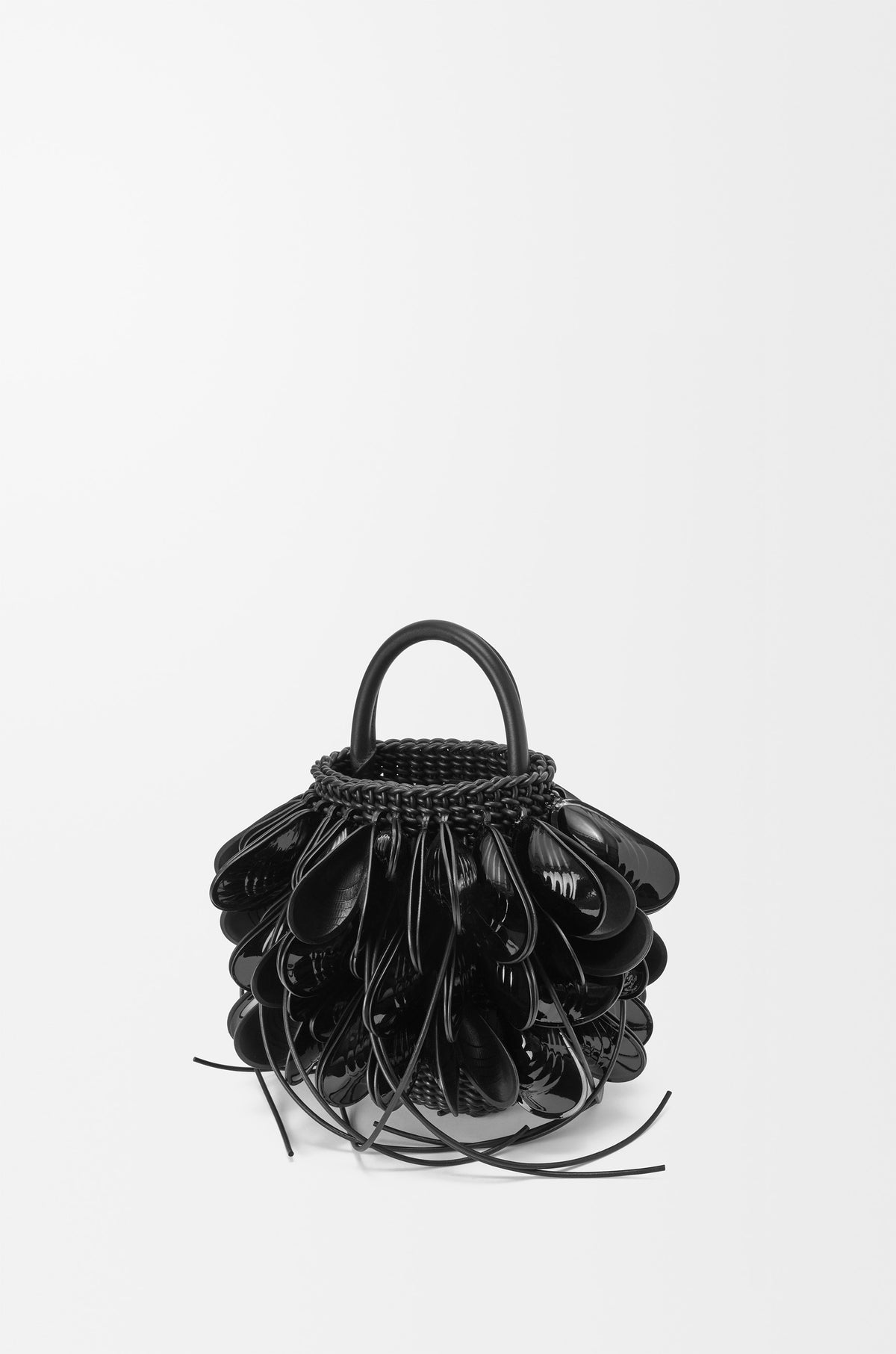 Loewe Shell bucket in woven calfskin