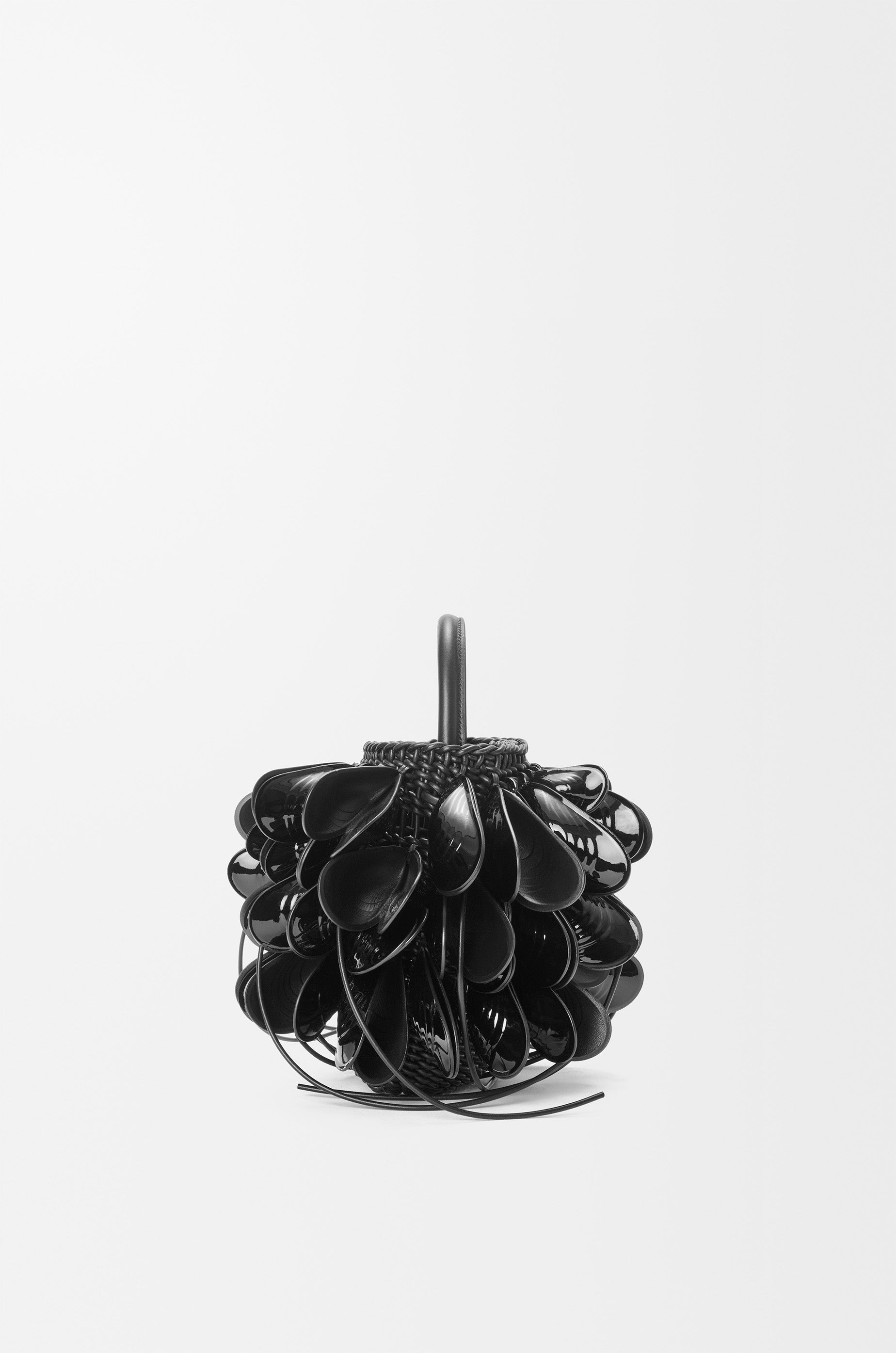 Loewe Shell bucket in woven calfskin