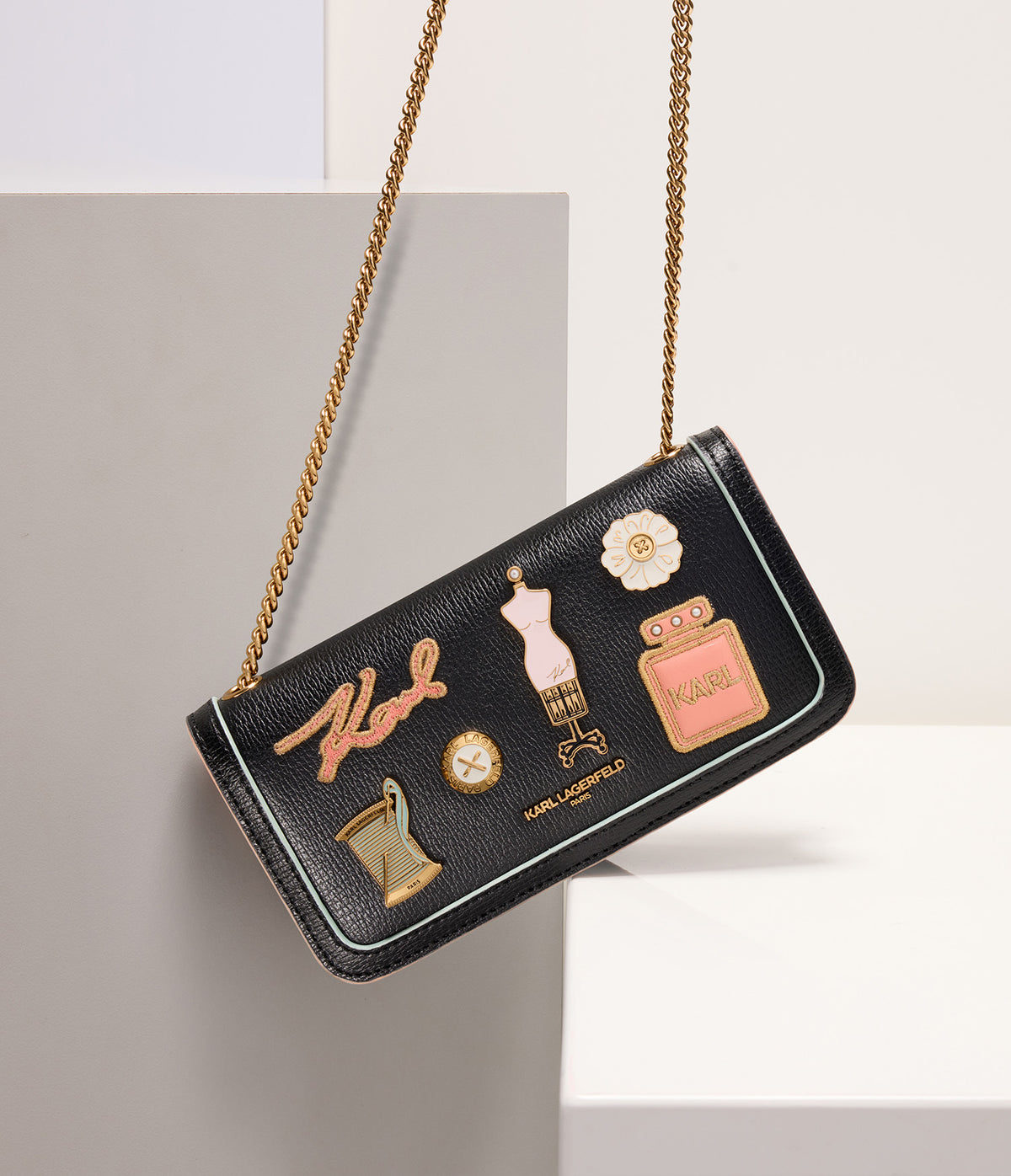 KarlLagerfeld Kosette shoulder bag with oversized fashion pins black / gold