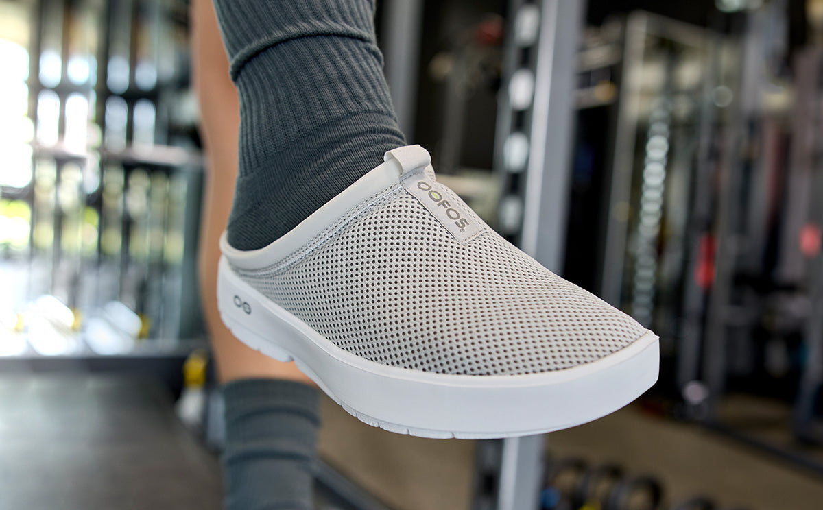 Oofos Women's Mesh Slipper White & Gray