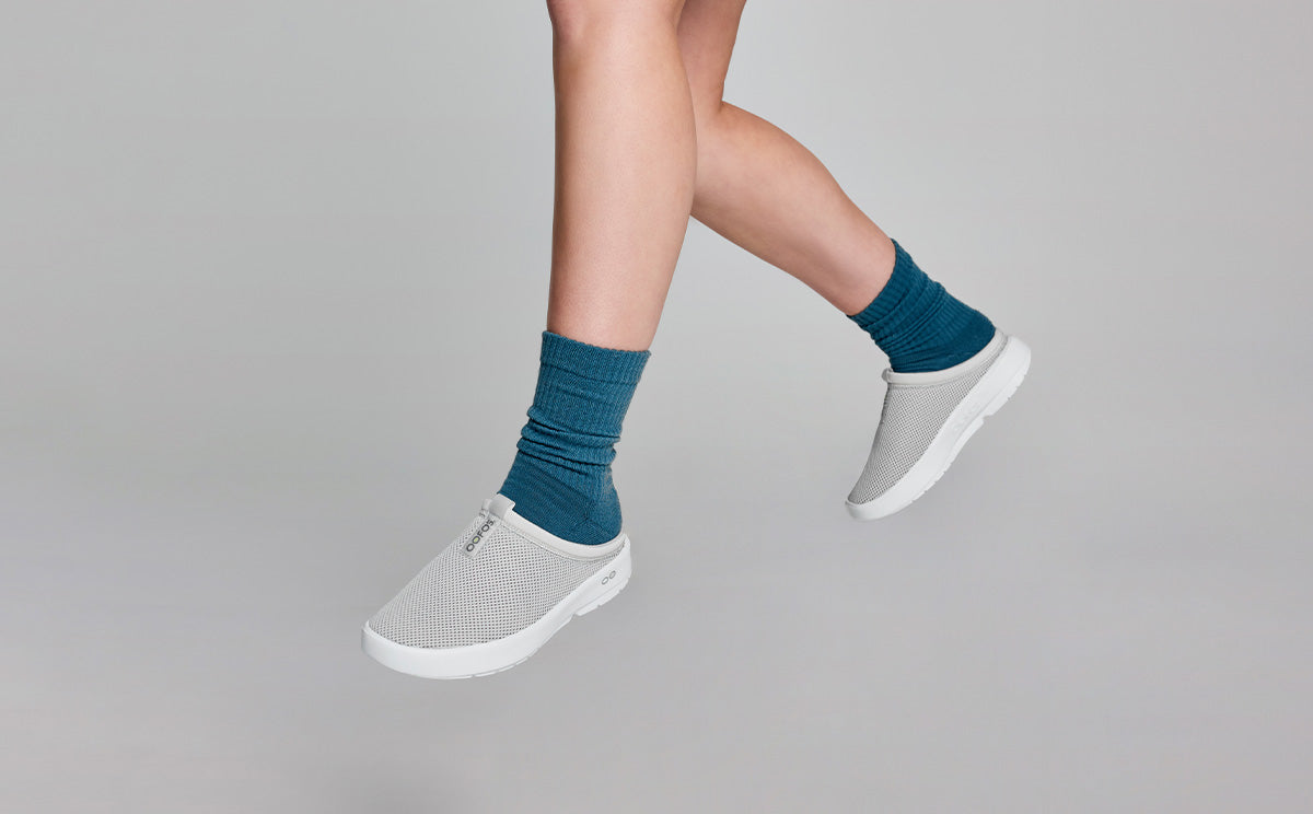 Oofos Women's Mesh Slipper White & Gray