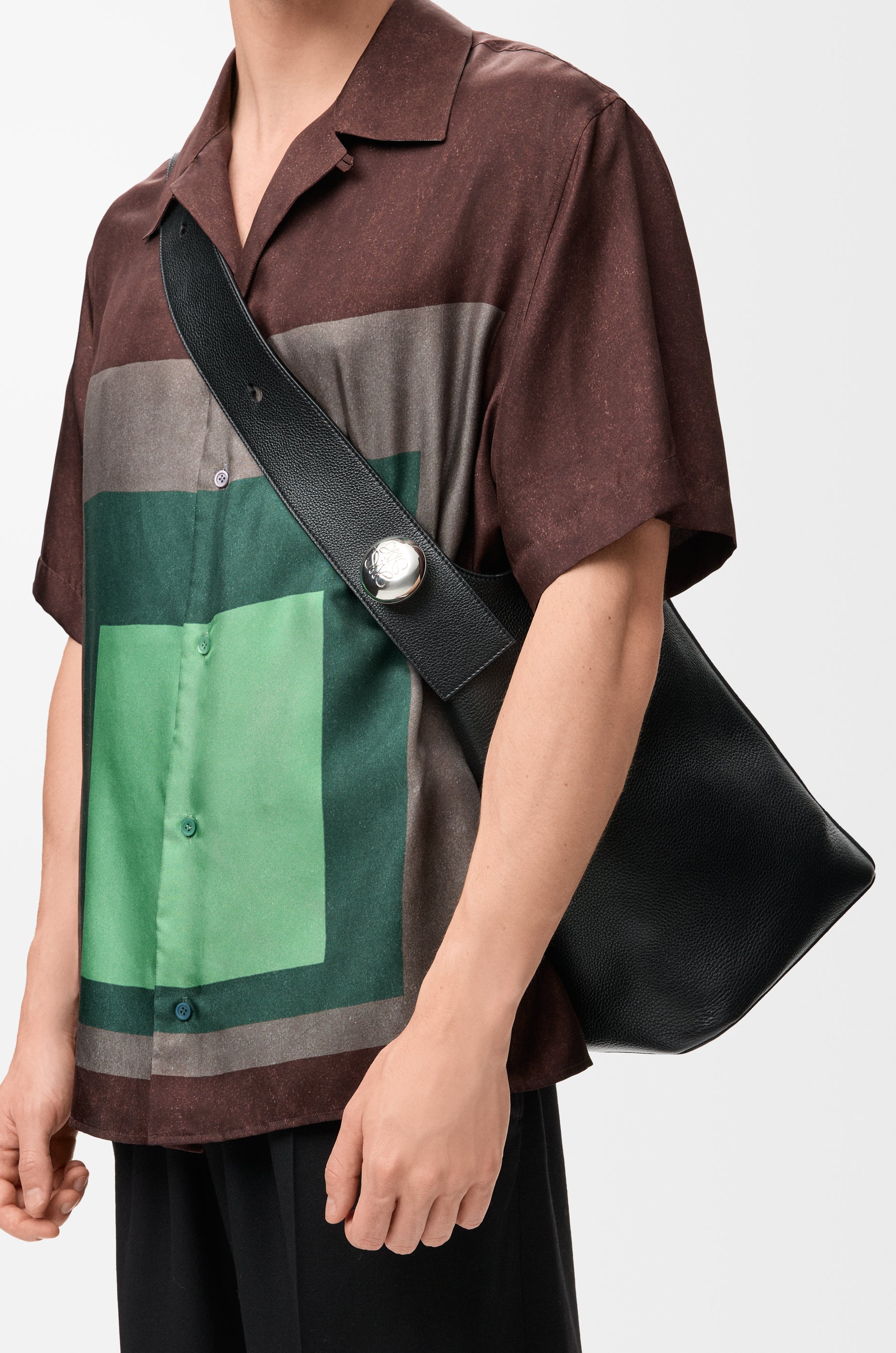 Loewe Large Pebble bucket in supple grained calfskin