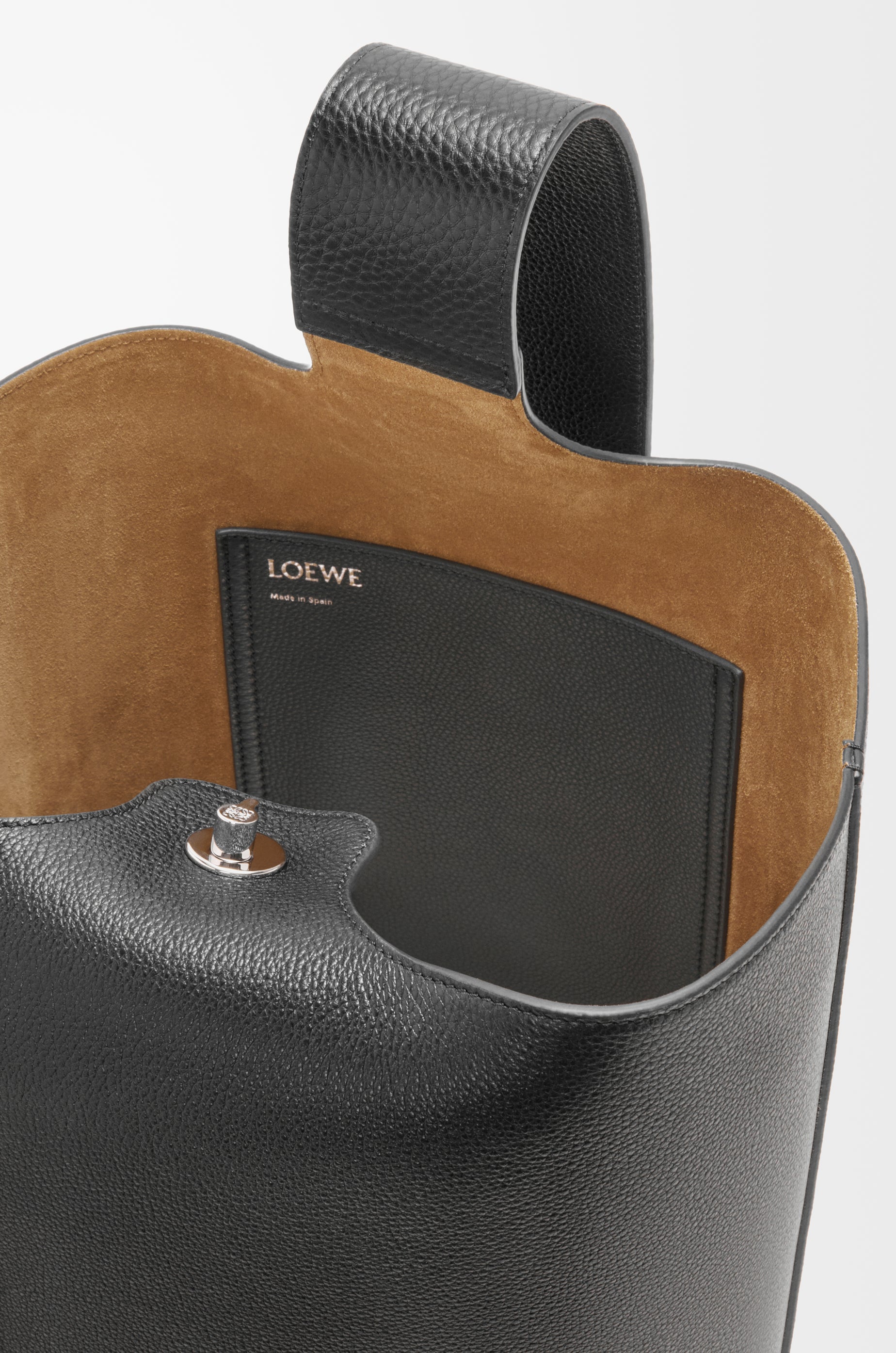 Loewe Large Pebble bucket in supple grained calfskin