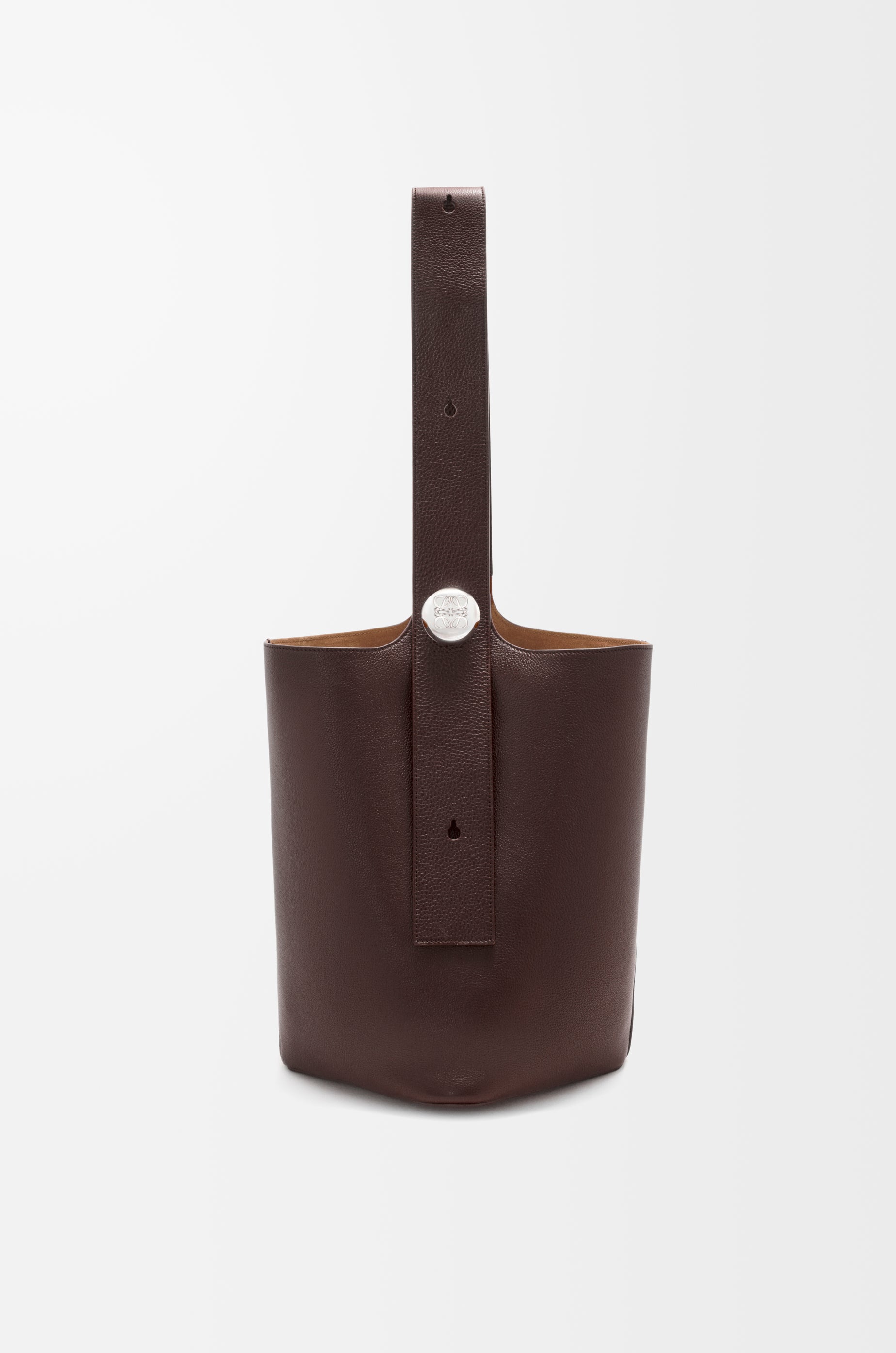 Loewe Large Pebble bucket in supple grained calfskin