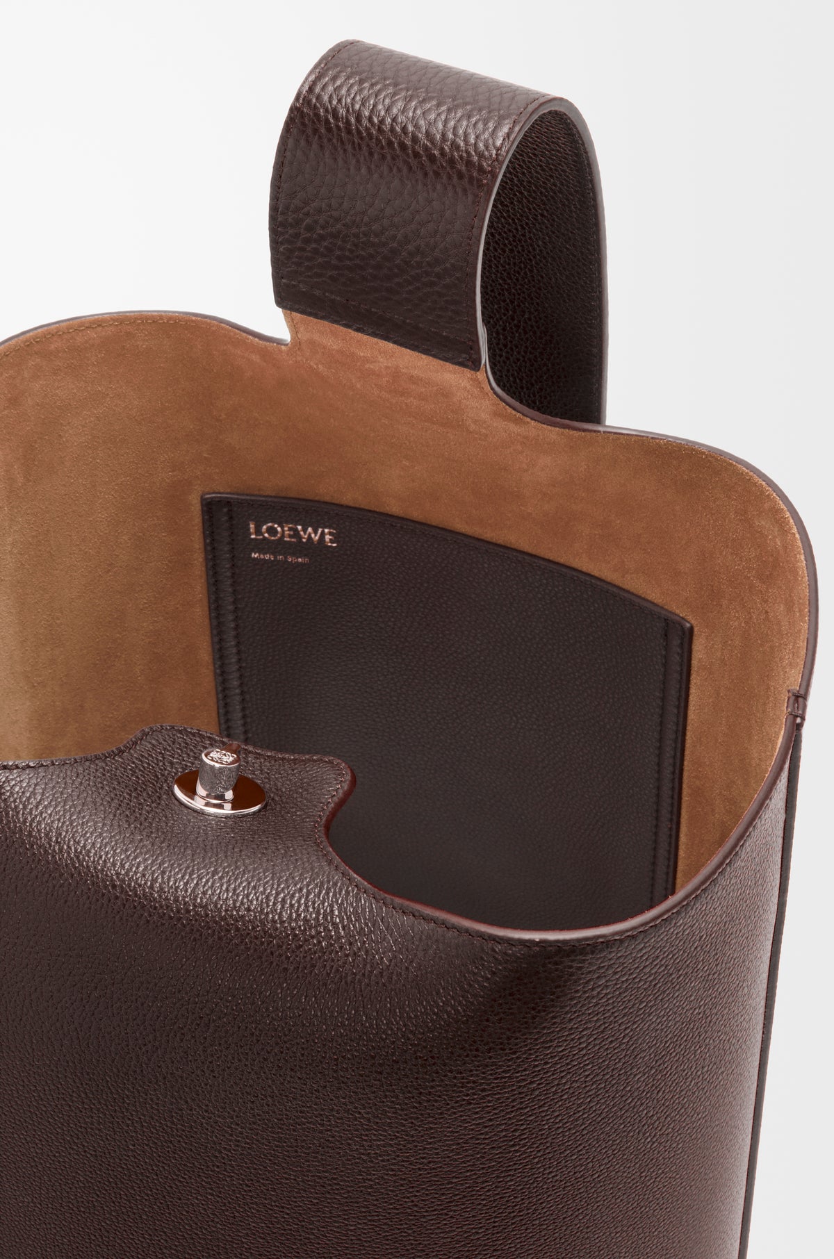 Loewe Large Pebble bucket in supple grained calfskin
