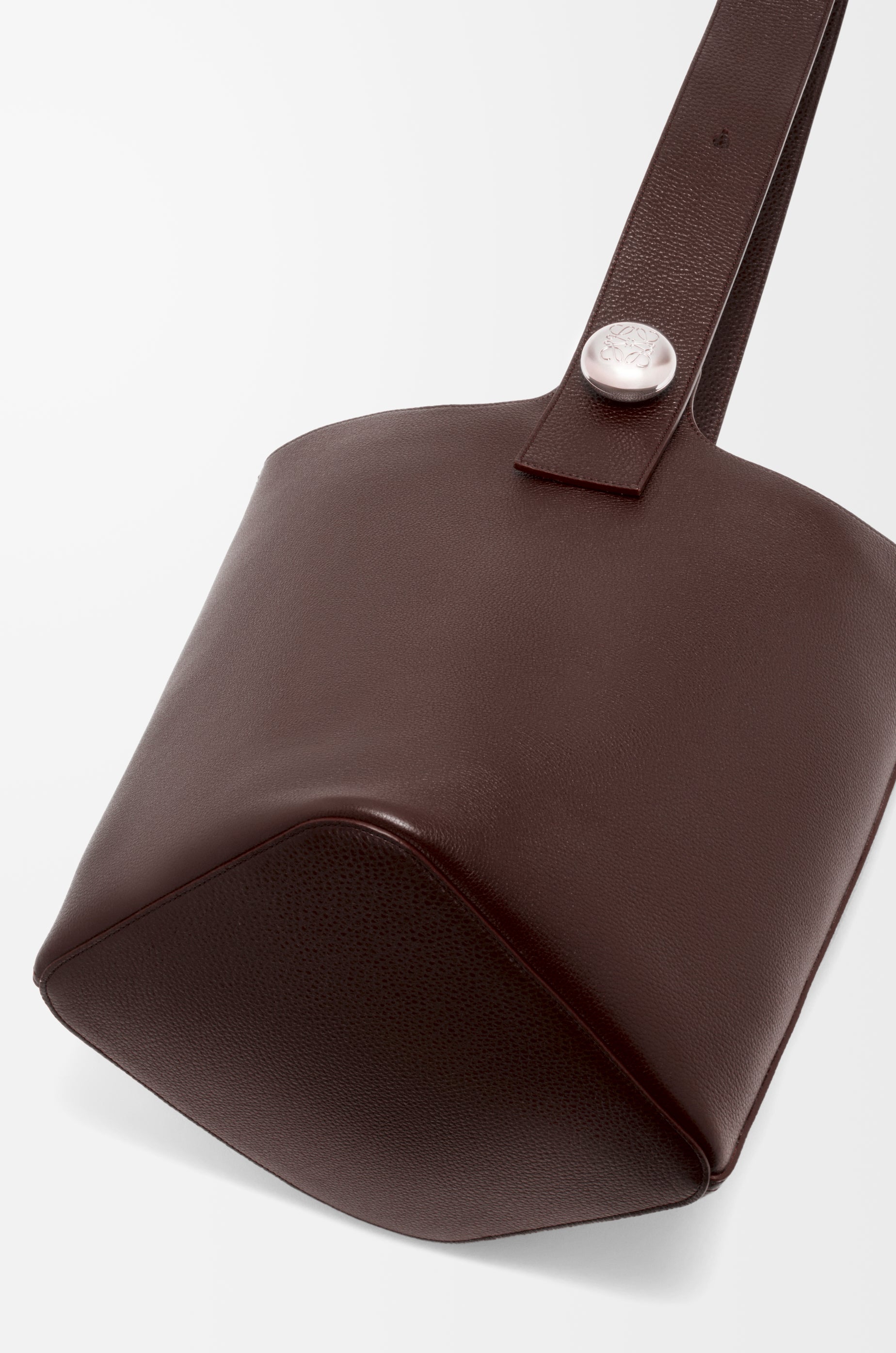 Loewe Large Pebble bucket in supple grained calfskin