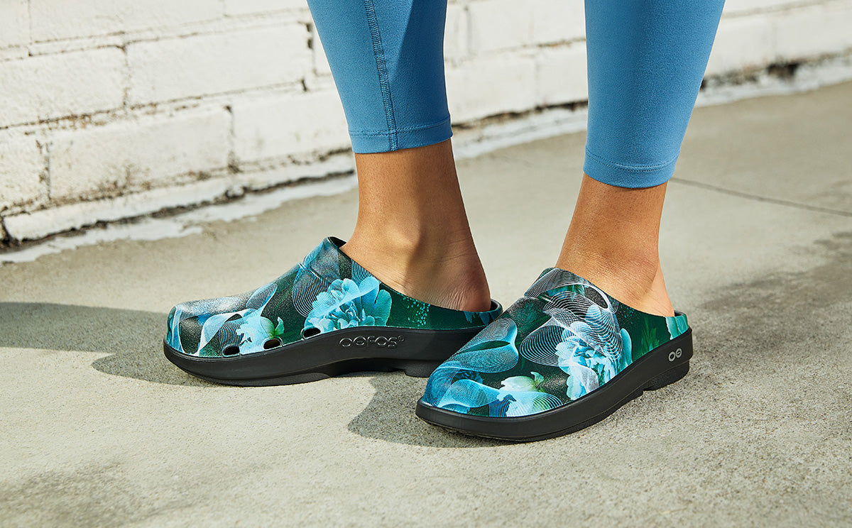 Oofos Women's Limited Clog Wave Floral Breeze