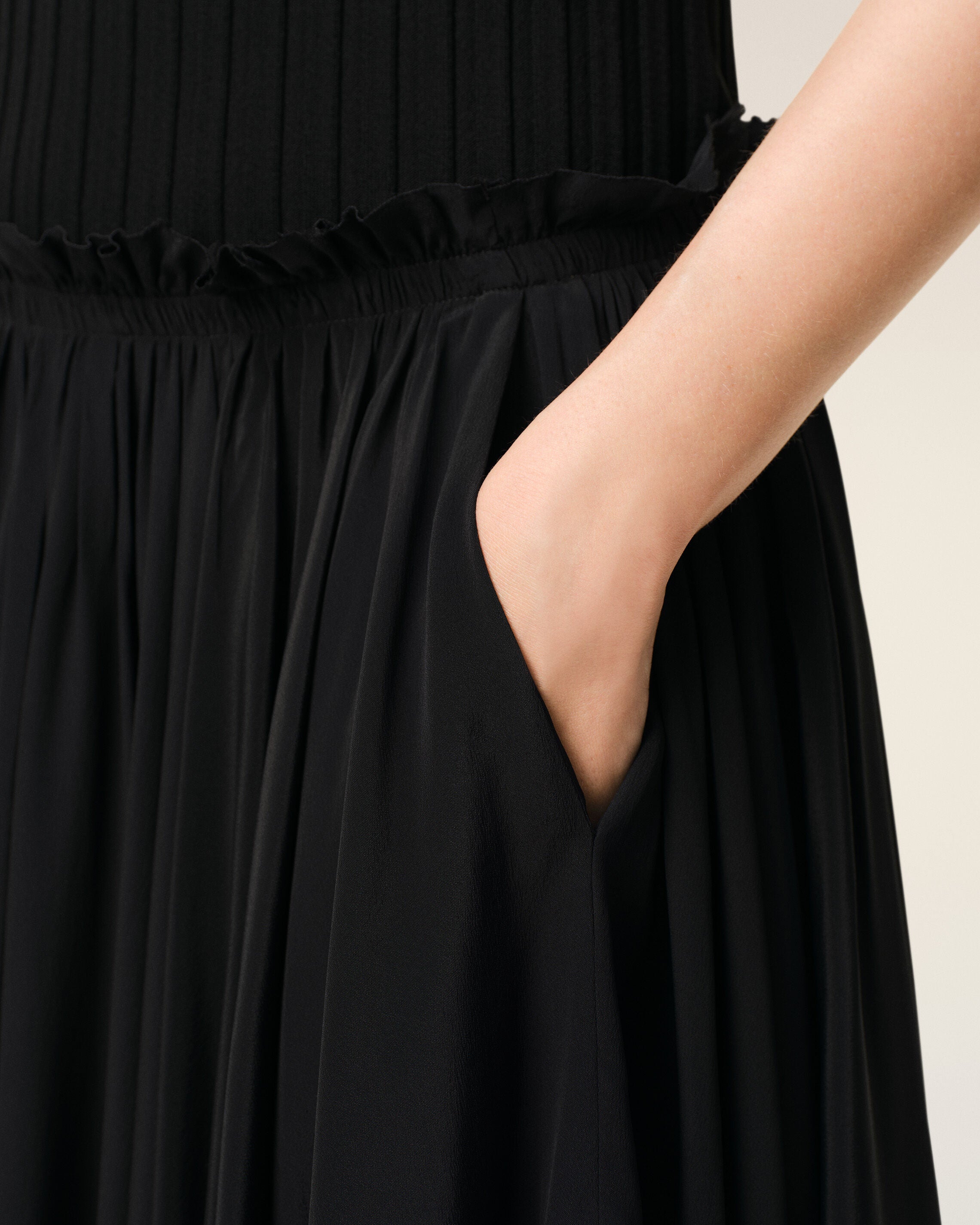 AmiParis Black Blended Silk Midi Corolla Skirt Women's