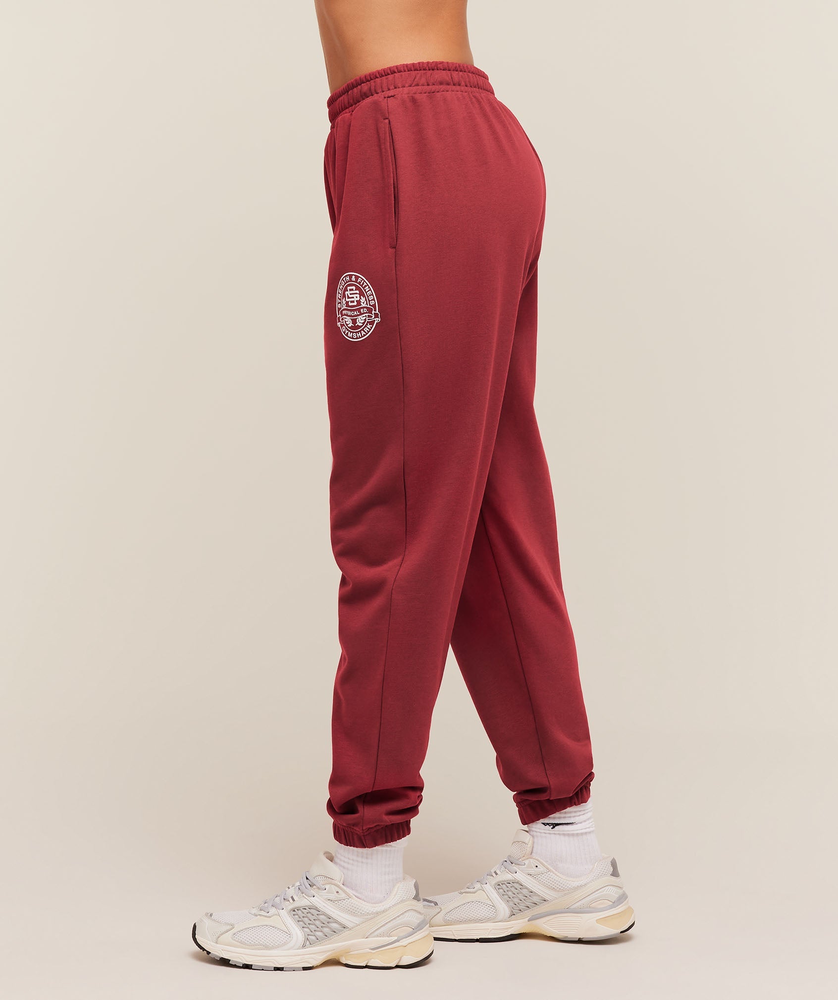 Women's Gymshark Strength And Fitness Crest Graphic Joggers Athletic Burgundy