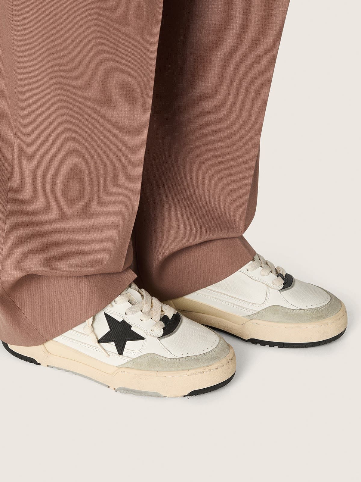 Golden Goose Womens Forty2 With Black Star And Black Leather Heel Tab Womens