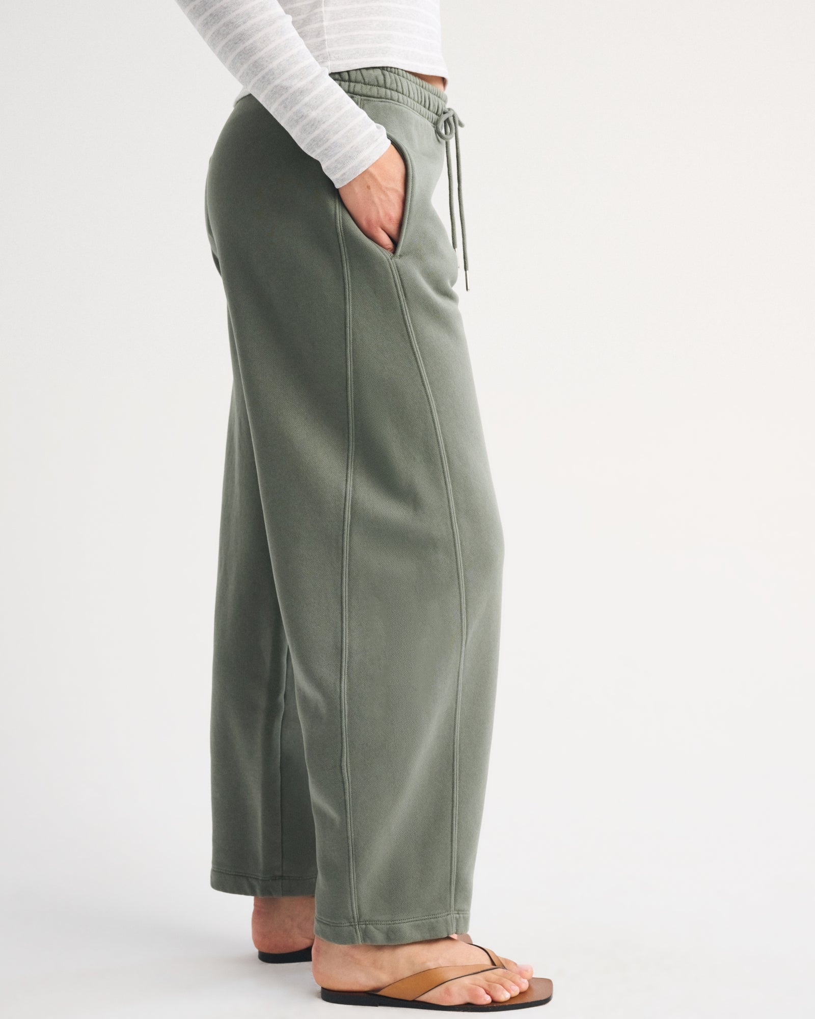 Abercrombie Sunday High Rise Forward Seam Barrel Sweatpant