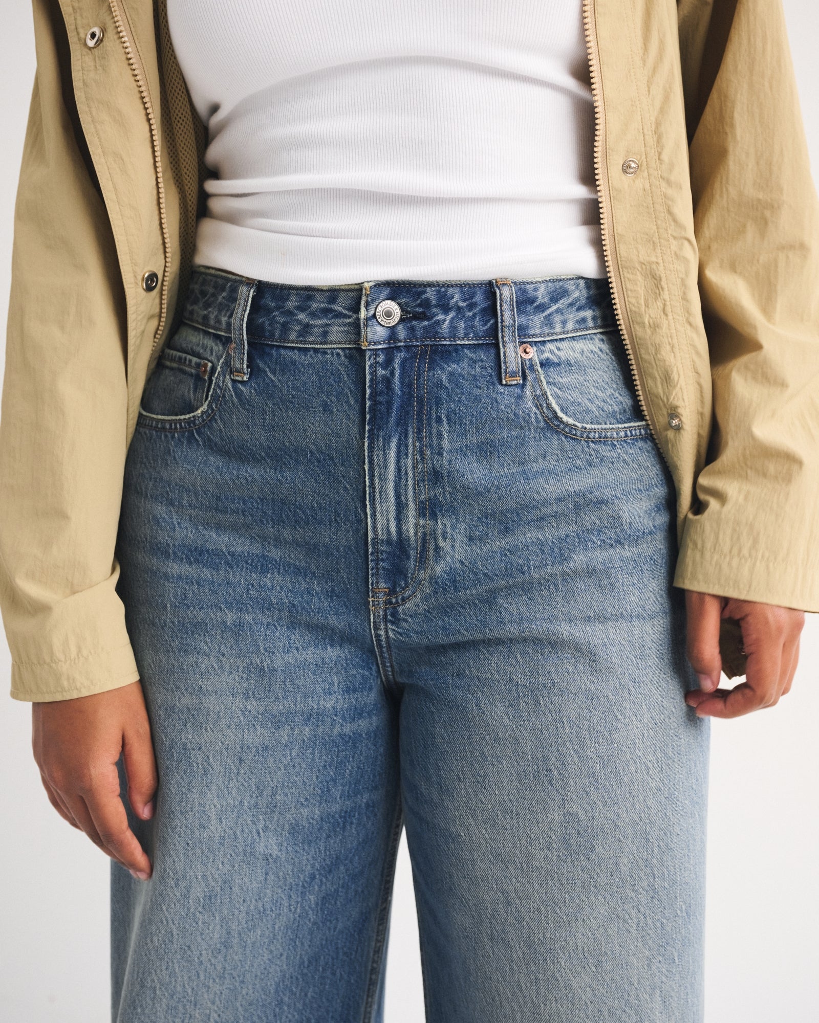 Abercrombie Curve Love High Rise Wide Leg Fish Embroidered Jean