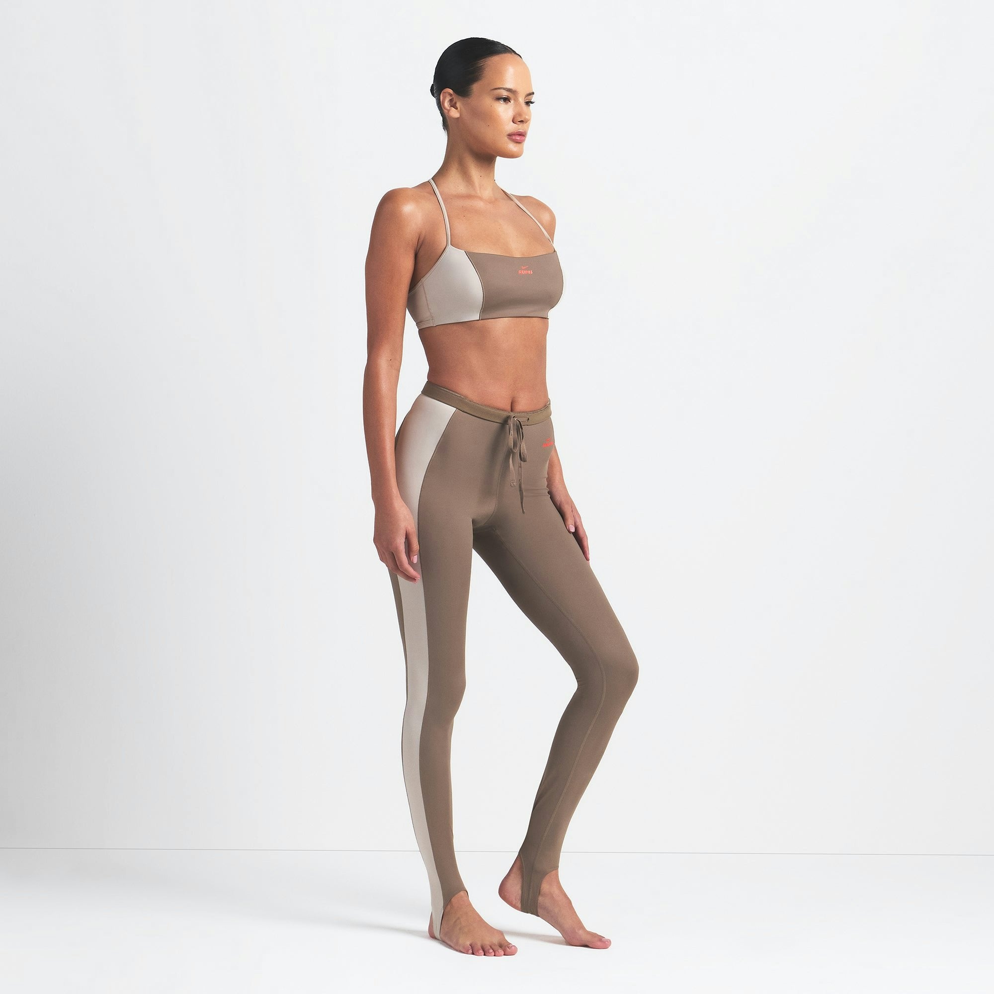 Skims Nikeskims Shine Drawcord Stirrup 26" Legging Truffle And Stone