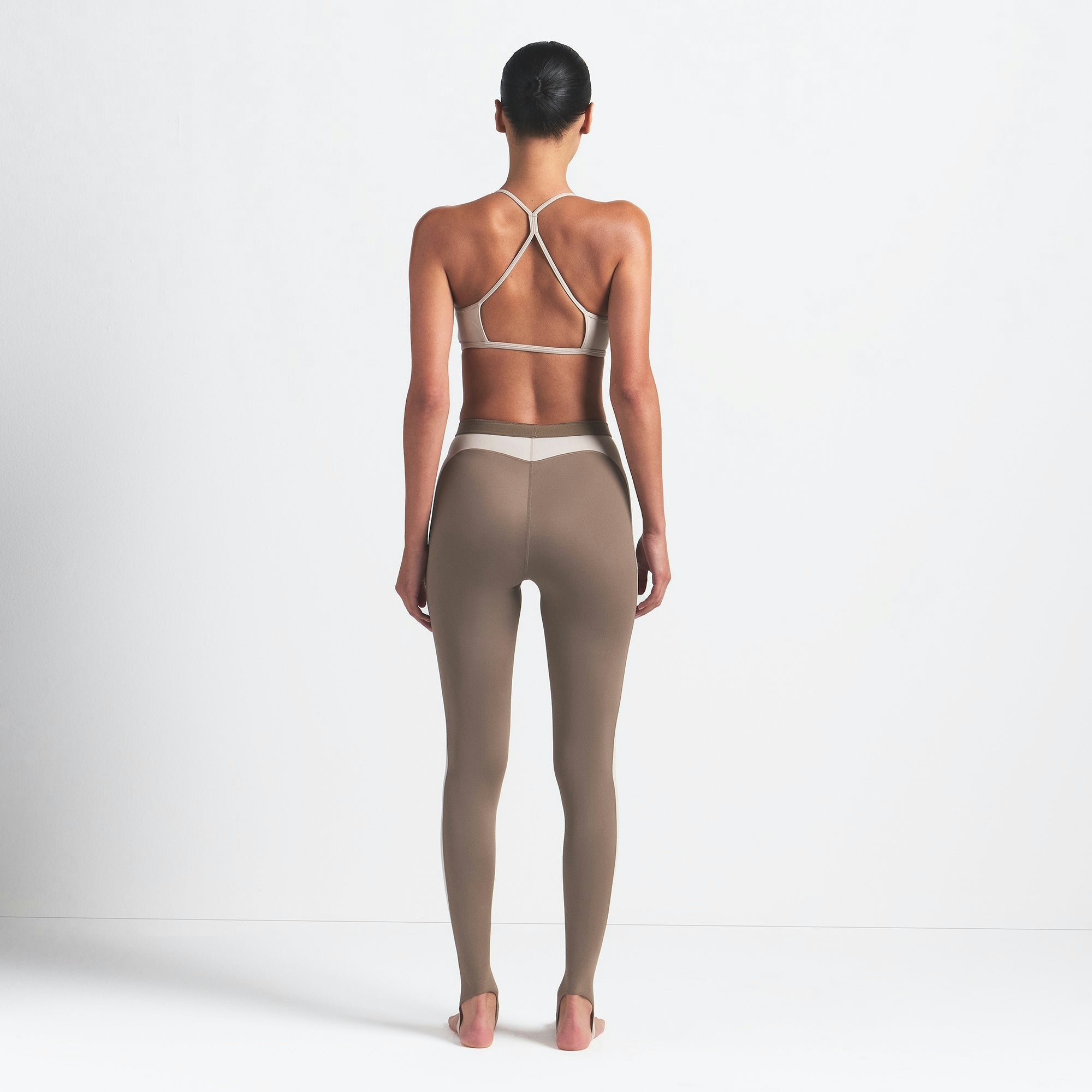 Skims Nikeskims Shine Drawcord Stirrup 26" Legging Truffle And Stone