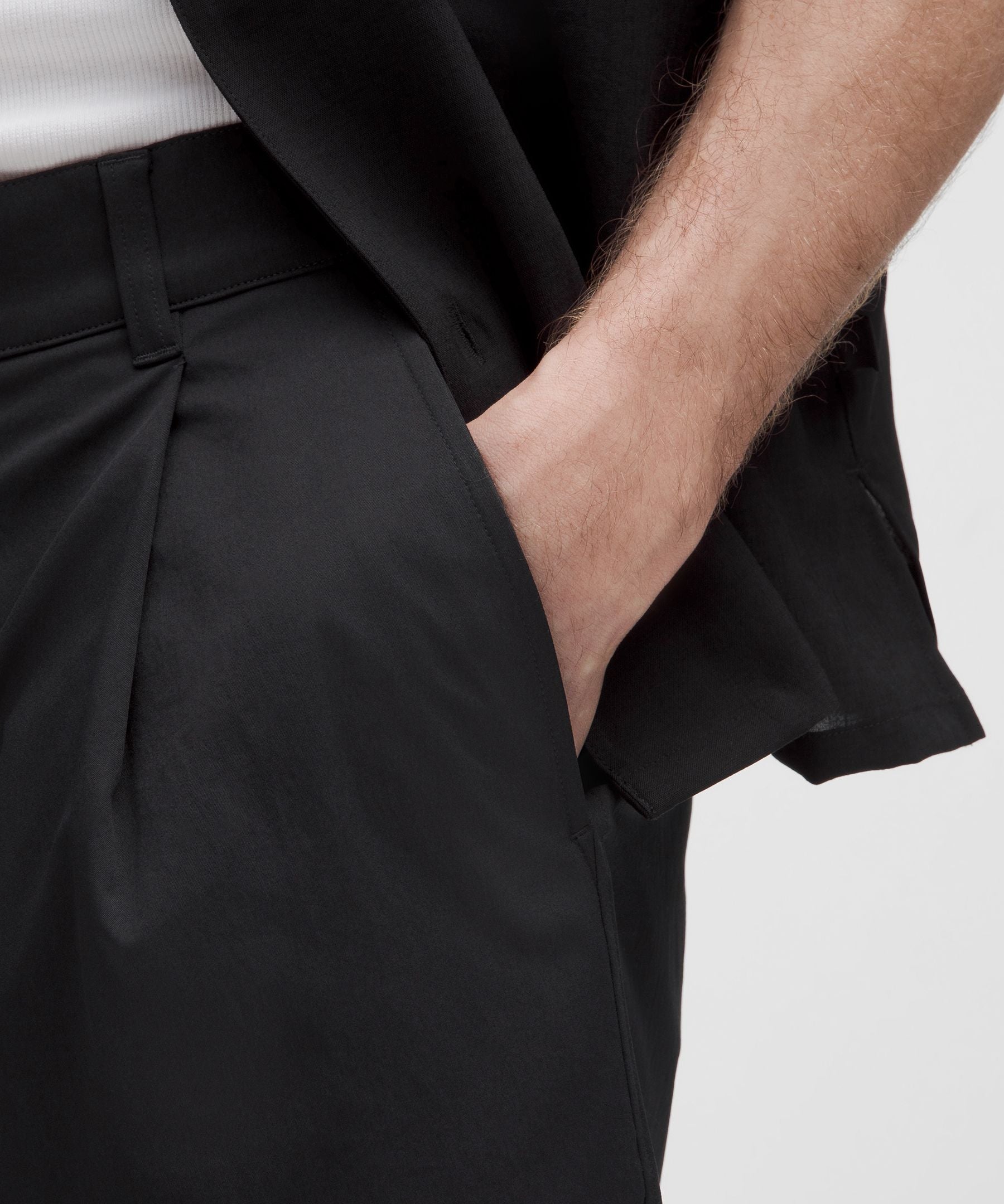 Lululemon Woven Relaxed-Fit Pleated Short 8"