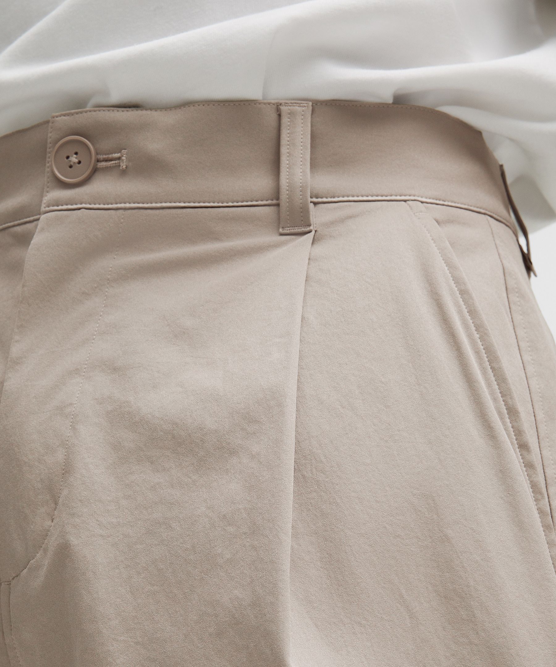 Lululemon Woven Relaxed-Fit Pleated Short 8"