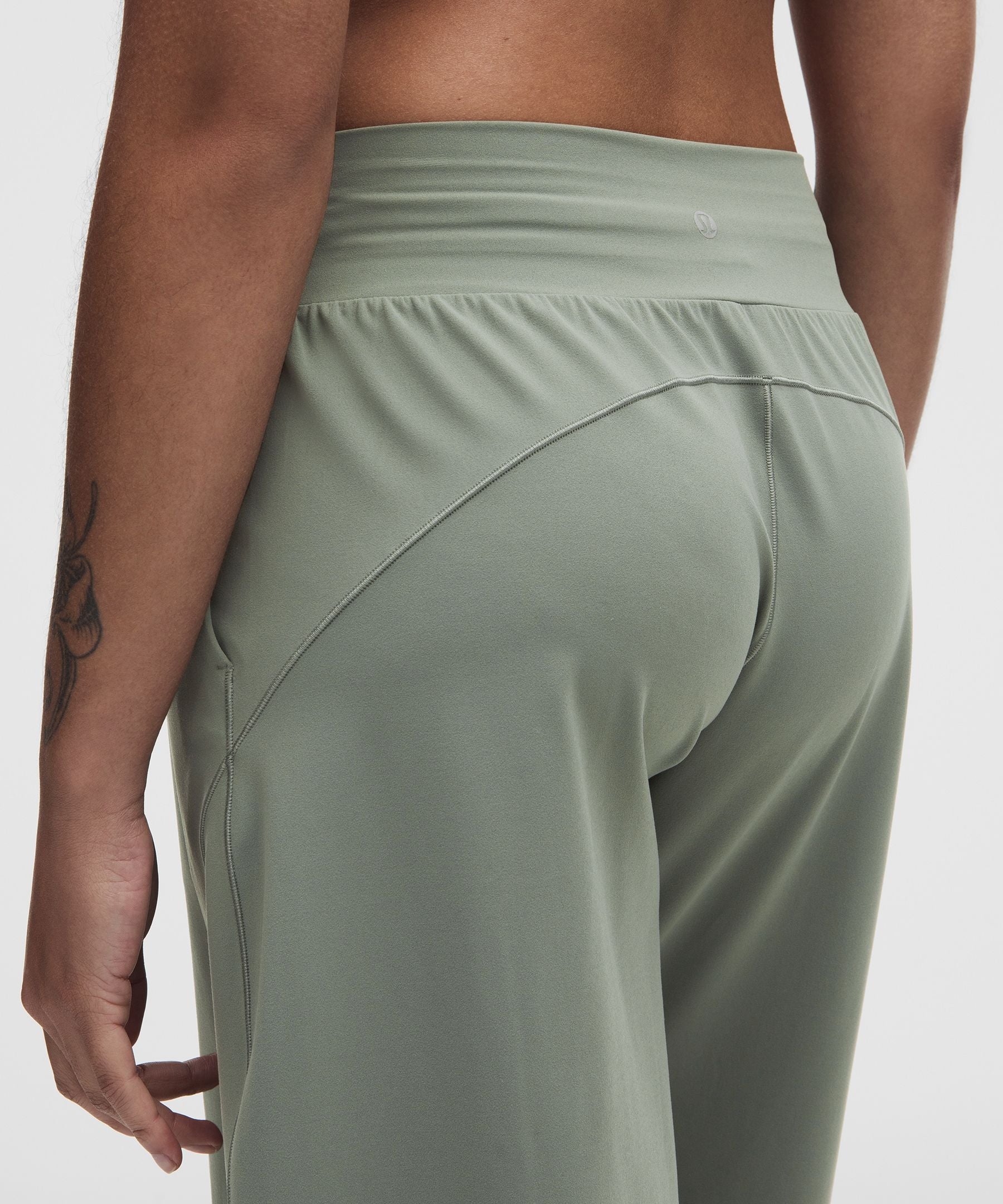 Lululemon Women's Groove Mid-Rise Relaxed Bermuda Short