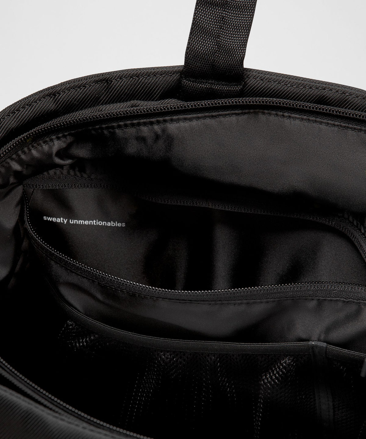 Lululemon City Essentials Bag 25L, hardware detail