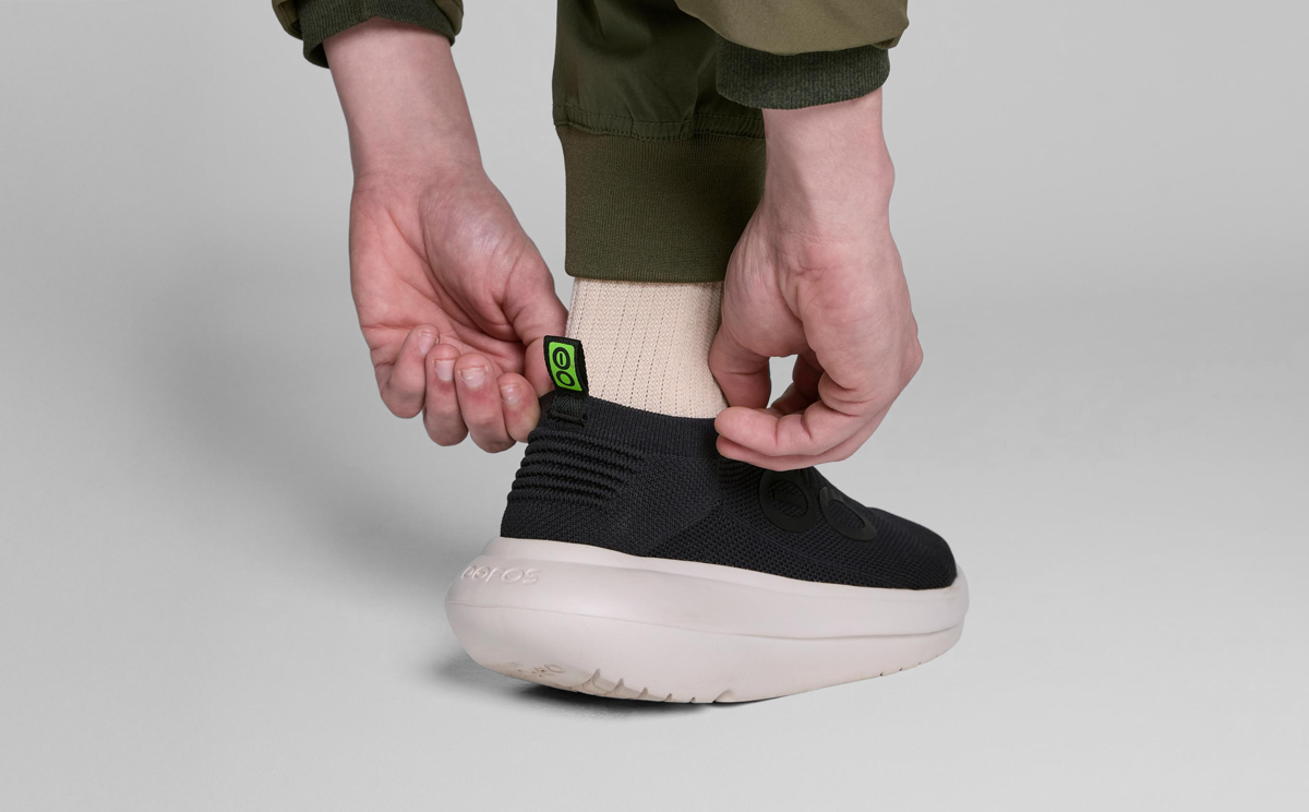 Oofos Men's Slip-On Shoe Chalk & Black