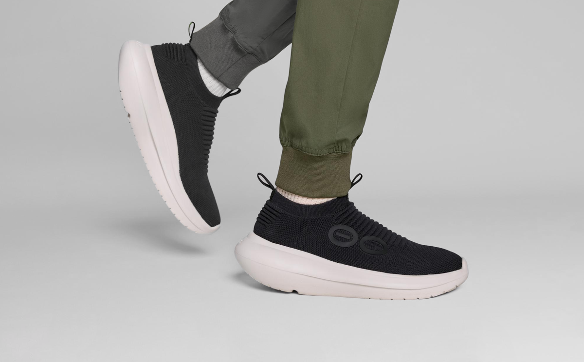 Oofos Men's Slip-On Shoe Chalk & Black